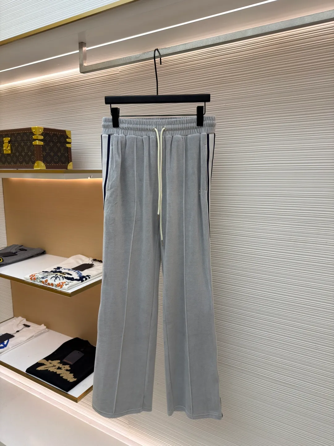 Celine Arc de Triomphe embroidered trousers ●Original version: 10500 purchase and development ●Item number: 1681629-A75 ●Fabric: Yunrou twin velvet matte sateen fabric ●Technology: embroidery production ●Color: gray ●Version: fitted version ●Weight: about 520 grams ●Size: S-M-L-XL ●Description: These Celine Arc de Triomphe embroidered trousers are made of high-quality velvet fabric, which feels soft and delicate and has a good drape. It has been treated with a special washing process to show a unique luster and texture. The loose, straight silhouette has a smooth cut and the waistline is designed to fit ergonomics, making it comfortable to wear and allow for freedom of movement. The sides of the trousers are decorated with exquisite Arc de Triomphe embroidery patterns, with exquisite craftsmanship, strong three-dimensional effect and exquisite details. The splicing of the front and back pieces adopts flat-turn open-stitching technology. The stitching is even and neat, and the lines are clear and smooth. The pocket edges and trouser legs are reinforced to ensure durability and aesthetics. The drawstring design at the waist can be freely adjusted for tightness, making it easy to put on and take off and modify the body shape. The entire pair of trousers reflects Celine's ultimate pursuit of quality and craftsmanship from fabric selection, tailoring to detail processing. It not only retains the elegant style of classic items, but also incorporates modern design language, making it suitable for various occasions and showing a low-key and luxurious fashion attitude. The overall wiring is straight and delicate, the fabric is comfortable and soft, and the color is consistent without color difference. It can be matched with the same style to create a fashionable look and control various occasions. Customized accessories, complete with three standards, same style for men and women!