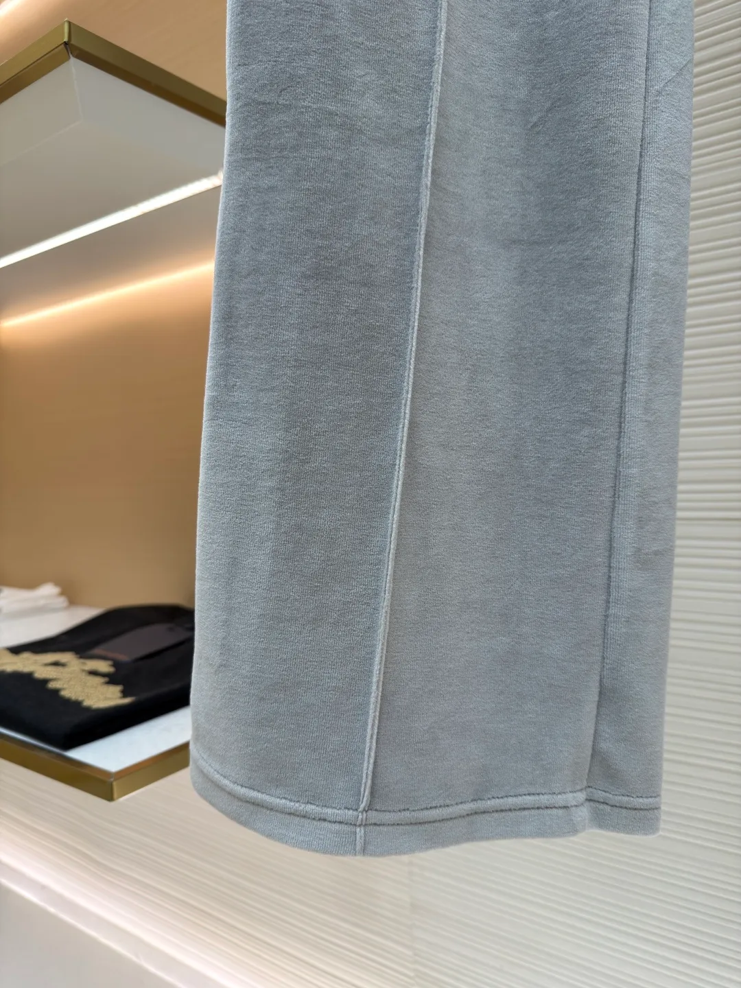 Celine Arc de Triomphe embroidered trousers ●Original version: 10500 purchase and development ●Item number: 1681629-A75 ●Fabric: Yunrou twin velvet matte sateen fabric ●Technology: embroidery production ●Color: gray ●Version: fitted version ●Weight: about 520 grams ●Size: S-M-L-XL ●Description: These Celine Arc de Triomphe embroidered trousers are made of high-quality velvet fabric, which feels soft and delicate and has a good drape. It has been treated with a special washing process to show a unique luster and texture. The loose, straight silhouette has a smooth cut and the waistline is designed to fit ergonomics, making it comfortable to wear and allow for freedom of movement. The sides of the trousers are decorated with exquisite Arc de Triomphe embroidery patterns, with exquisite craftsmanship, strong three-dimensional effect and exquisite details. The splicing of the front and back pieces adopts flat-turn open-stitching technology. The stitching is even and neat, and the lines are clear and smooth. The pocket edges and trouser legs are reinforced to ensure durability and aesthetics. The drawstring design at the waist can be freely adjusted for tightness, making it easy to put on and take off and modify the body shape. The entire pair of trousers reflects Celine's ultimate pursuit of quality and craftsmanship from fabric selection, tailoring to detail processing. It not only retains the elegant style of classic items, but also incorporates modern design language, making it suitable for various occasions and showing a low-key and luxurious fashion attitude. The overall wiring is straight and delicate, the fabric is comfortable and soft, and the color is consistent without color difference. It can be matched with the same style to create a fashionable look and control various occasions. Customized accessories, complete with three standards, same style for men and women!