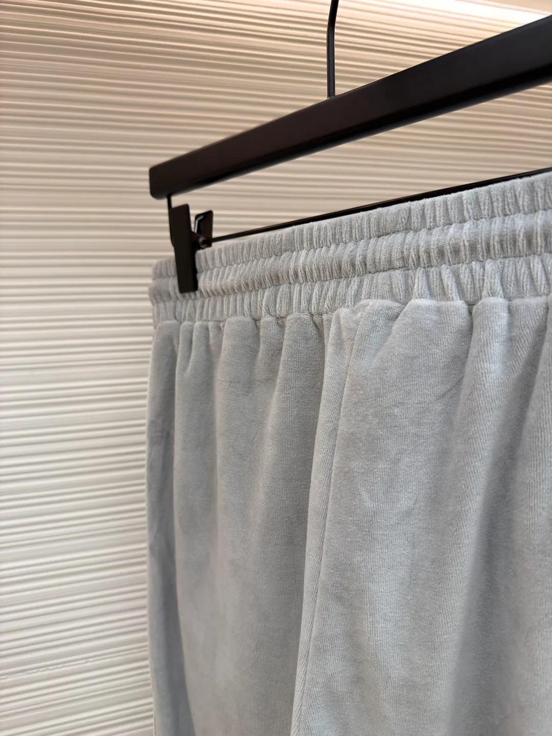 Celine Arc de Triomphe embroidered trousers ●Original version: 10500 purchase and development ●Item number: 1681629-A75 ●Fabric: Yunrou twin velvet matte sateen fabric ●Technology: embroidery production ●Color: gray ●Version: fitted version ●Weight: about 520 grams ●Size: S-M-L-XL ●Description: These Celine Arc de Triomphe embroidered trousers are made of high-quality velvet fabric, which feels soft and delicate and has a good drape. It has been treated with a special washing process to show a unique luster and texture. The loose, straight silhouette has a smooth cut and the waistline is designed to fit ergonomics, making it comfortable to wear and allow for freedom of movement. The sides of the trousers are decorated with exquisite Arc de Triomphe embroidery patterns, with exquisite craftsmanship, strong three-dimensional effect and exquisite details. The splicing of the front and back pieces adopts flat-turn open-stitching technology. The stitching is even and neat, and the lines are clear and smooth. The pocket edges and trouser legs are reinforced to ensure durability and aesthetics. The drawstring design at the waist can be freely adjusted for tightness, making it easy to put on and take off and modify the body shape. The entire pair of trousers reflects Celine's ultimate pursuit of quality and craftsmanship from fabric selection, tailoring to detail processing. It not only retains the elegant style of classic items, but also incorporates modern design language, making it suitable for various occasions and showing a low-key and luxurious fashion attitude. The overall wiring is straight and delicate, the fabric is comfortable and soft, and the color is consistent without color difference. It can be matched with the same style to create a fashionable look and control various occasions. Customized accessories, complete with three standards, same style for men and women!