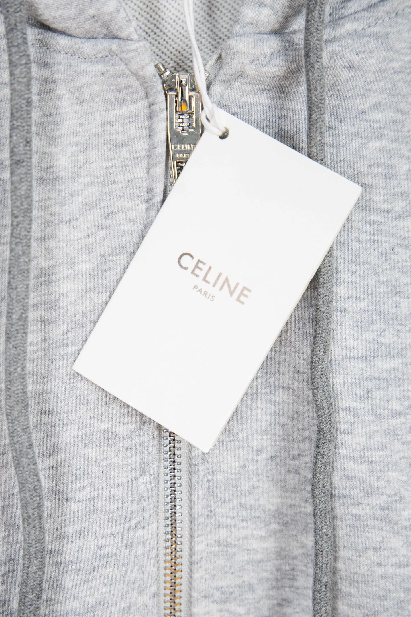 🅿️260 Model No.: M255 CELINE/Celine Classic Capsule Series Zipper Jacket The CE classic model is the hottest, most elegant and most versatile one in the capsule series. In terms of design, it is the most common basic style among sweatshirts. There are no fancy tricks, and the letter design is used to embellish the overall style. Simple and clear, you will know at a glance that you will not regret buying it. It can be used in all wardrobes for commuting, and it is full of temperament! As for the fabric, you really want it! The simpler a sweatshirt like this is, the more exquisite its materials and craftsmanship are. It is made of 400g high-gram weight dust-free cloth. The body has a heavy feeling, the needle-cut texture is tight, and the skin feels clear and natural. Every time you throw it away, you can feel the noble texture of the clothes, just like the noble temperament displayed on the counter. The letter printing uses imported fine matte black paste. The matte printing completely penetrates into the fabric and blends into one! Size：S-XL