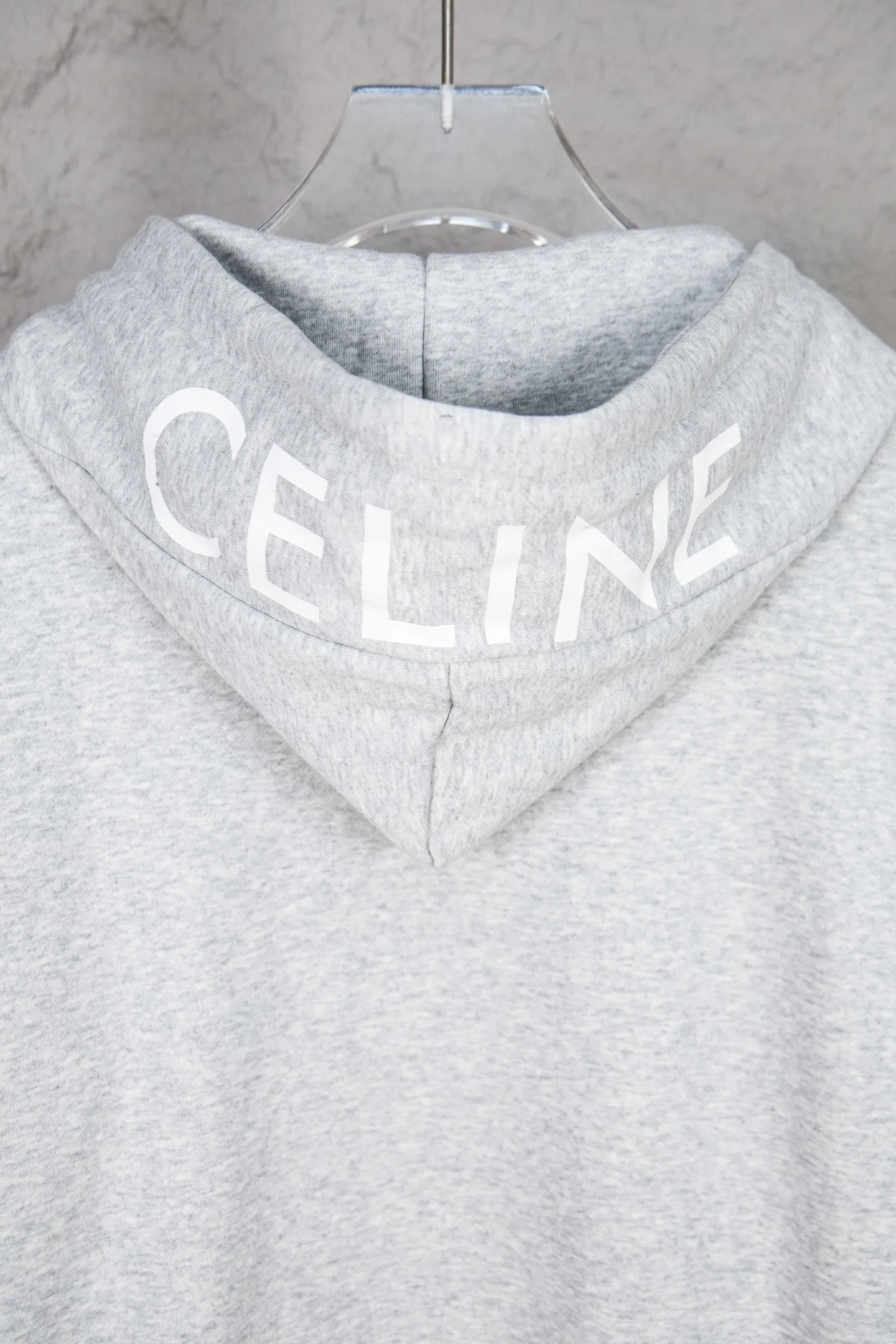 🅿️260 Model No.: M255 CELINE/Celine Classic Capsule Series Zipper Jacket The CE classic model is the hottest, most elegant and most versatile one in the capsule series. In terms of design, it is the most common basic style among sweatshirts. There are no fancy tricks, and the letter design is used to embellish the overall style. Simple and clear, you will know at a glance that you will not regret buying it. It can be used in all wardrobes for commuting, and it is full of temperament! As for the fabric, you really want it! The simpler a sweatshirt like this is, the more exquisite its materials and craftsmanship are. It is made of 400g high-gram weight dust-free cloth. The body has a heavy feeling, the needle-cut texture is tight, and the skin feels clear and natural. Every time you throw it away, you can feel the noble texture of the clothes, just like the noble temperament displayed on the counter. The letter printing uses imported fine matte black paste. The matte printing completely penetrates into the fabric and blends into one! Size：S-XL