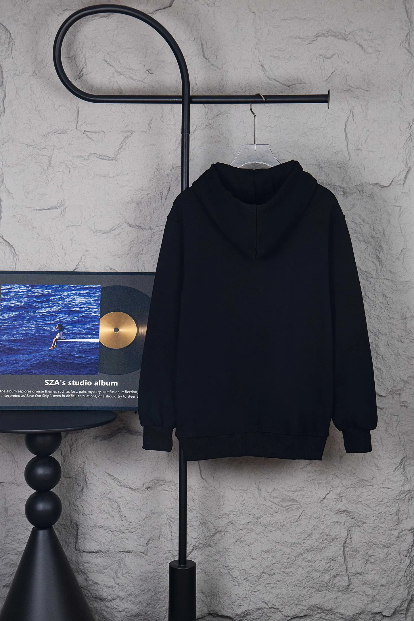 🅿️270 Style No.: M256 Celine CE 24 style rivet-encrusted diamond letter hooded sweatshirt. Made of customized 400g woolen fish scale sweatshirt material 26S single yarn, matched with high-quality ribbed fashion brand 21S 2*2 ribs. It feels soft and delicate, and the upper body is wide and shapely. It is personalized with 1441 hot diamonds and is full of design with hot diamond embellishments. , using the hot-drilling process, customized hardware mushroom nails of three specifications and sizes, and finally arranged them according to the size of the original plate. The workmanship is complicated and time-consuming (a total of 1441 diamond-studs for the whole piece of clothing). A large imported press is used for secondary pressing, which is stronger and stronger. Customized letter hardware eyes, hardware tail clips, loose version Size: S-XL