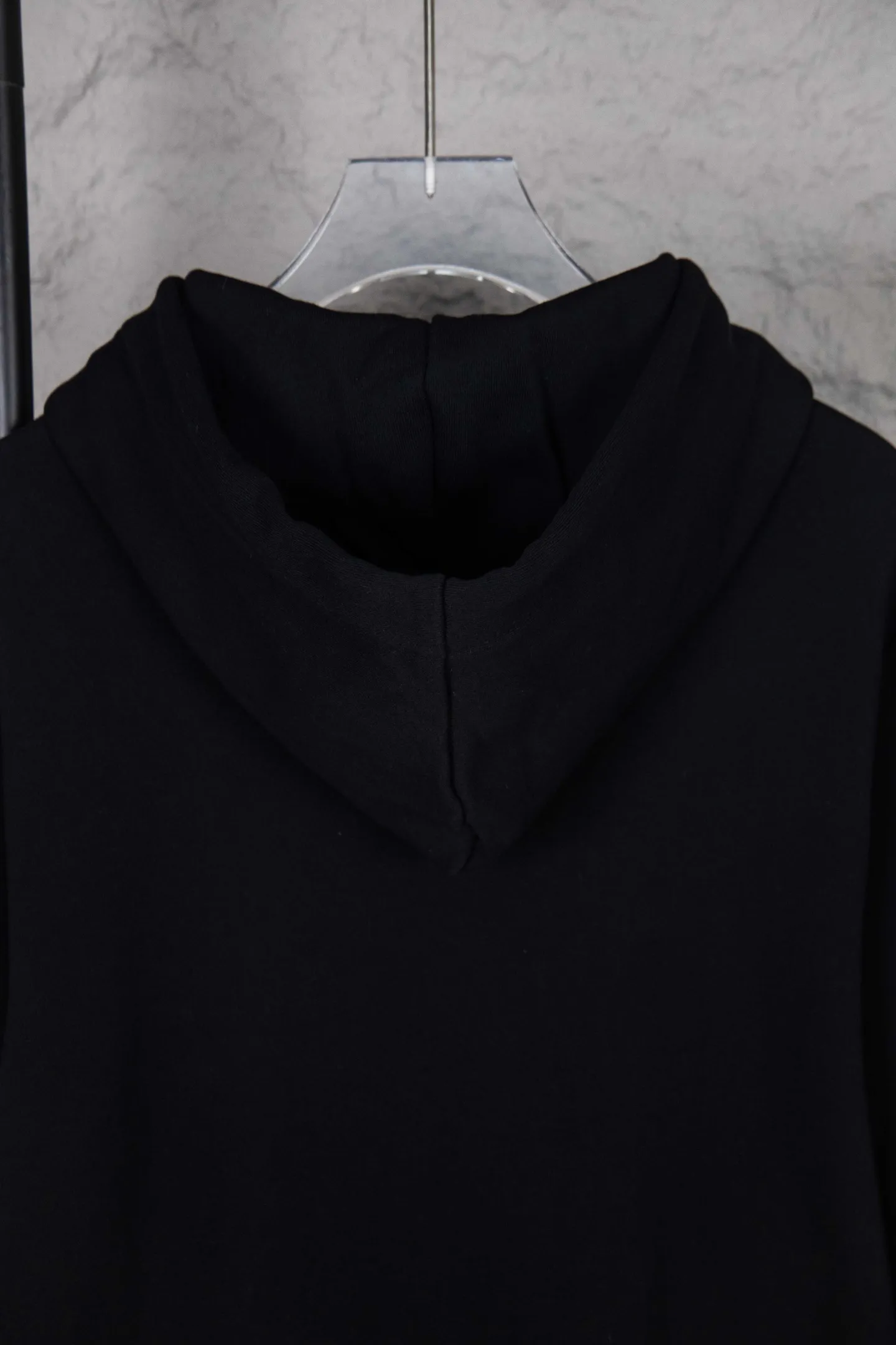 🅿️270 Style No.: M256 Celine CE 24 style rivet-encrusted diamond letter hooded sweatshirt. Made of customized 400g woolen fish scale sweatshirt material 26S single yarn, matched with high-quality ribbed fashion brand 21S 2*2 ribs. It feels soft and delicate, and the upper body is wide and shapely. It is personalized with 1441 hot diamonds and is full of design with hot diamond embellishments. , using the hot-drilling process, customized hardware mushroom nails of three specifications and sizes, and finally arranged them according to the size of the original plate. The workmanship is complicated and time-consuming (a total of 1441 diamond-studs for the whole piece of clothing). A large imported press is used for secondary pressing, which is stronger and stronger. Customized letter hardware eyes, hardware tail clips, loose version Size: S-XL