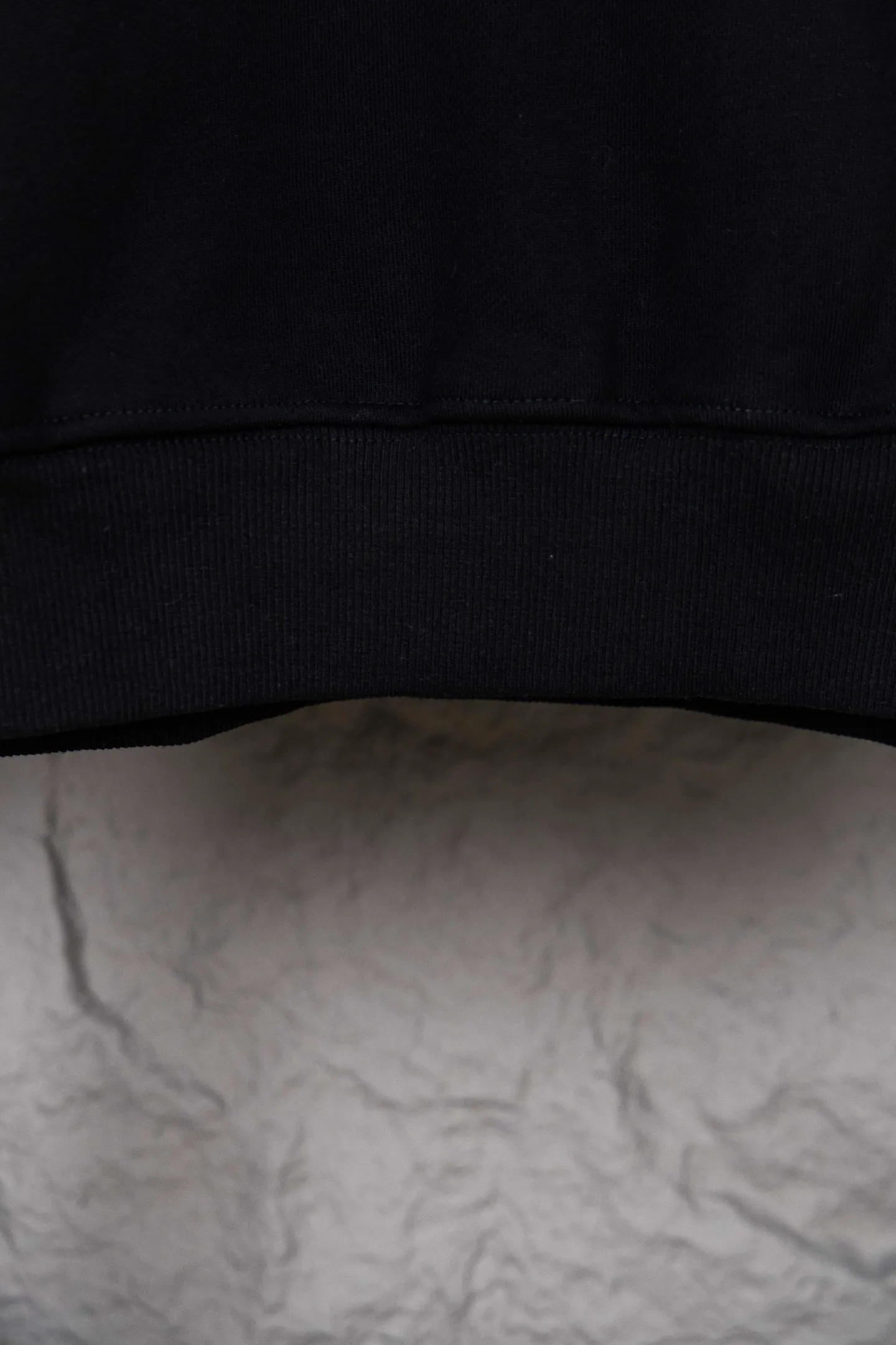 🅿️270 Style No.: M256 Celine CE 24 style rivet-encrusted diamond letter hooded sweatshirt. Made of customized 400g woolen fish scale sweatshirt material 26S single yarn, matched with high-quality ribbed fashion brand 21S 2*2 ribs. It feels soft and delicate, and the upper body is wide and shapely. It is personalized with 1441 hot diamonds and is full of design with hot diamond embellishments. , using the hot-drilling process, customized hardware mushroom nails of three specifications and sizes, and finally arranged them according to the size of the original plate. The workmanship is complicated and time-consuming (a total of 1441 diamond-studs for the whole piece of clothing). A large imported press is used for secondary pressing, which is stronger and stronger. Customized letter hardware eyes, hardware tail clips, loose version Size: S-XL