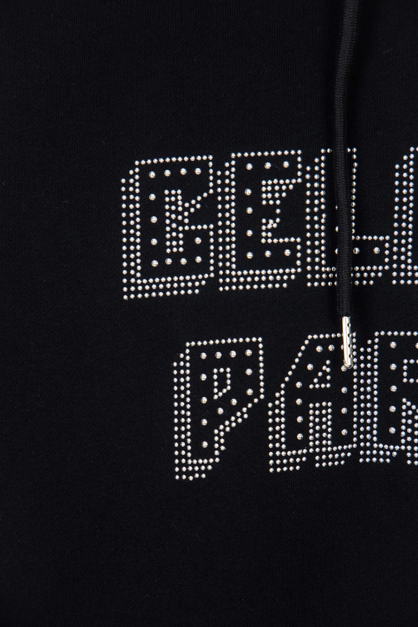 🅿️270 Style No.: M256 Celine CE 24 style rivet-encrusted diamond letter hooded sweatshirt. Made of customized 400g woolen fish scale sweatshirt material 26S single yarn, matched with high-quality ribbed fashion brand 21S 2*2 ribs. It feels soft and delicate, and the upper body is wide and shapely. It is personalized with 1441 hot diamonds and is full of design with hot diamond embellishments. , using the hot-drilling process, customized hardware mushroom nails of three specifications and sizes, and finally arranged them according to the size of the original plate. The workmanship is complicated and time-consuming (a total of 1441 diamond-studs for the whole piece of clothing). A large imported press is used for secondary pressing, which is stronger and stronger. Customized letter hardware eyes, hardware tail clips, loose version Size: S-XL