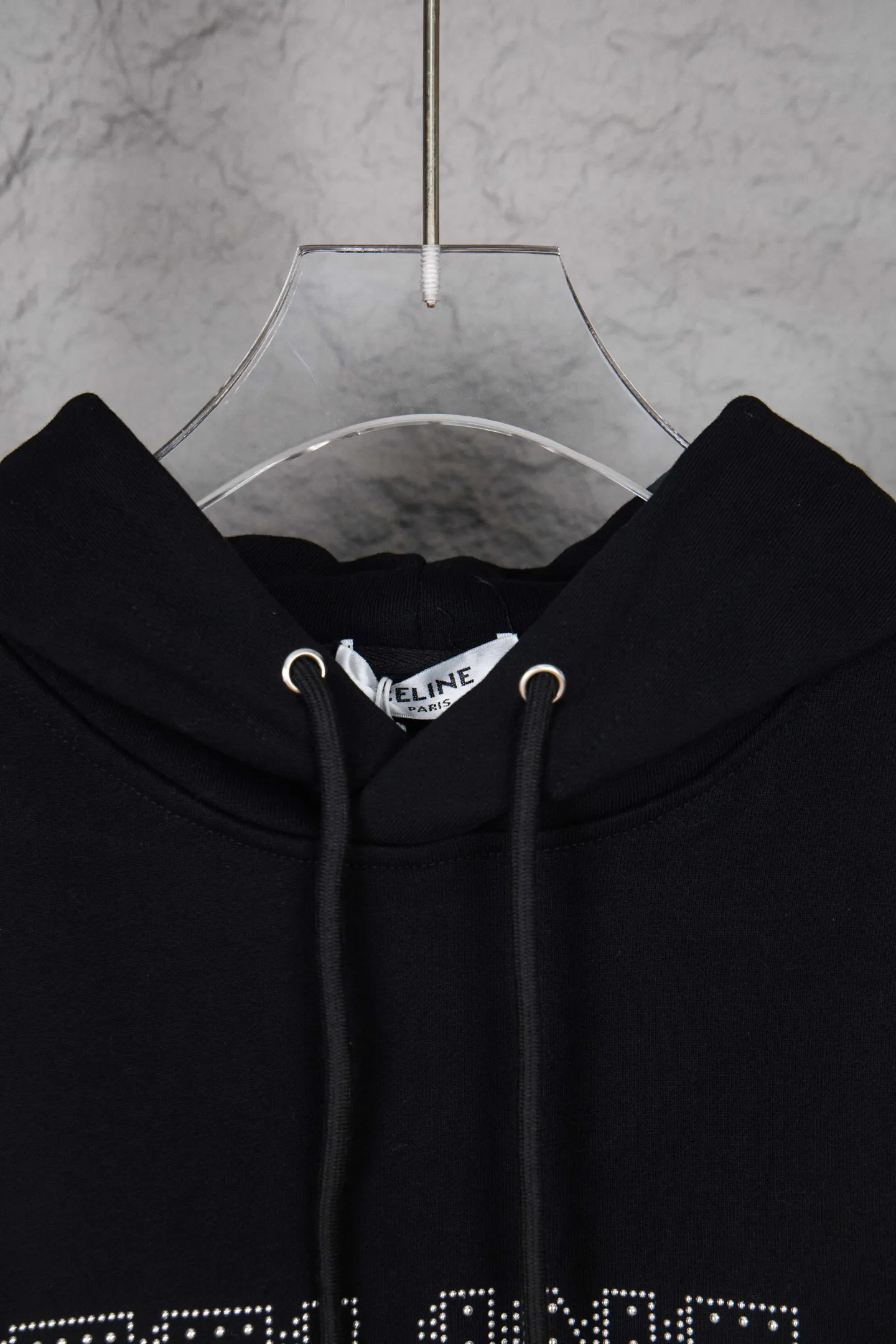 🅿️270 Style No.: M256 Celine CE 24 style rivet-encrusted diamond letter hooded sweatshirt. Made of customized 400g woolen fish scale sweatshirt material 26S single yarn, matched with high-quality ribbed fashion brand 21S 2*2 ribs. It feels soft and delicate, and the upper body is wide and shapely. It is personalized with 1441 hot diamonds and is full of design with hot diamond embellishments. , using the hot-drilling process, customized hardware mushroom nails of three specifications and sizes, and finally arranged them according to the size of the original plate. The workmanship is complicated and time-consuming (a total of 1441 diamond-studs for the whole piece of clothing). A large imported press is used for secondary pressing, which is stronger and stronger. Customized letter hardware eyes, hardware tail clips, loose version Size: S-XL