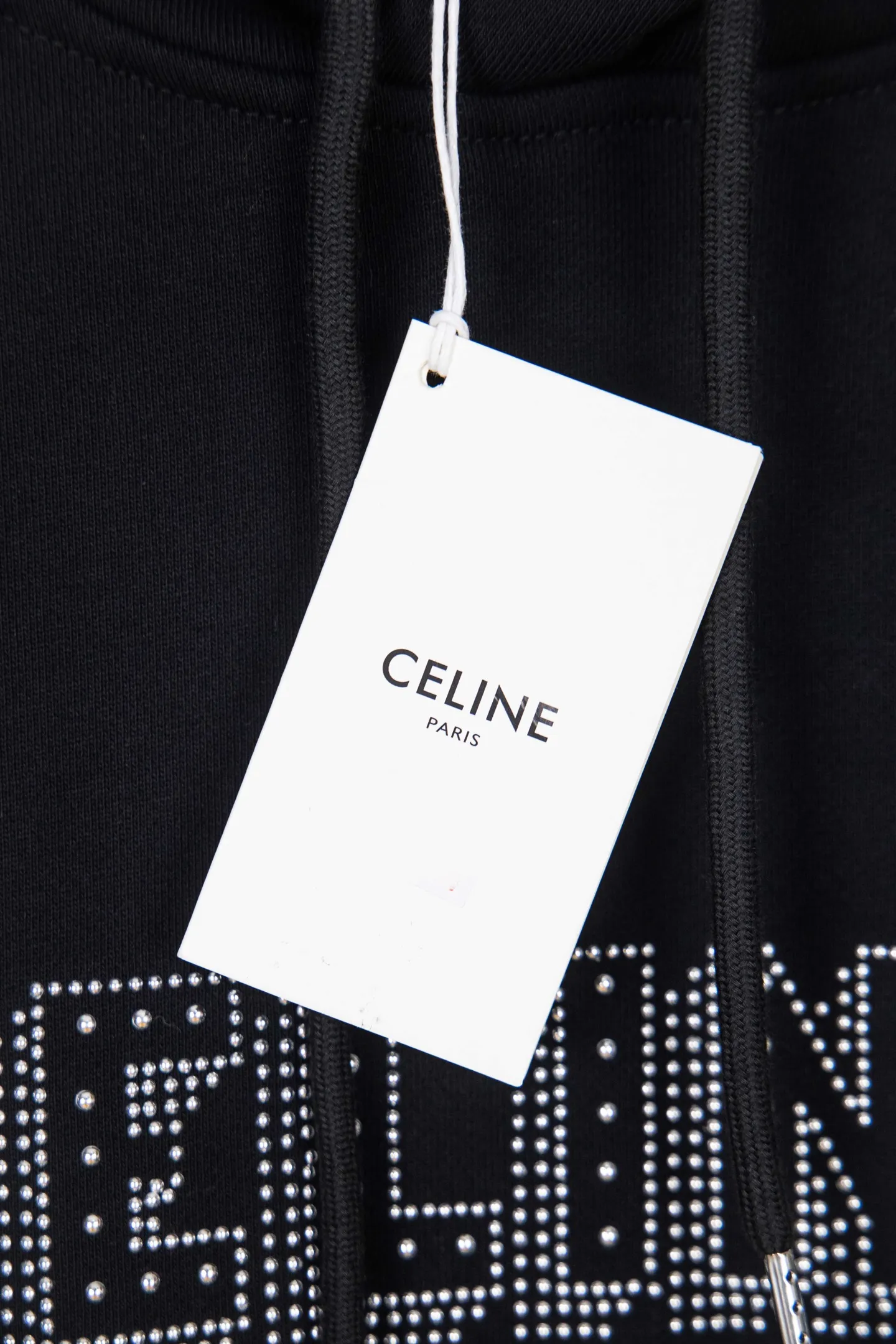 🅿️270 Style No.: M256 Celine CE 24 style rivet-encrusted diamond letter hooded sweatshirt. Made of customized 400g woolen fish scale sweatshirt material 26S single yarn, matched with high-quality ribbed fashion brand 21S 2*2 ribs. It feels soft and delicate, and the upper body is wide and shapely. It is personalized with 1441 hot diamonds and is full of design with hot diamond embellishments. , using the hot-drilling process, customized hardware mushroom nails of three specifications and sizes, and finally arranged them according to the size of the original plate. The workmanship is complicated and time-consuming (a total of 1441 diamond-studs for the whole piece of clothing). A large imported press is used for secondary pressing, which is stronger and stronger. Customized letter hardware eyes, hardware tail clips, loose version Size: S-XL