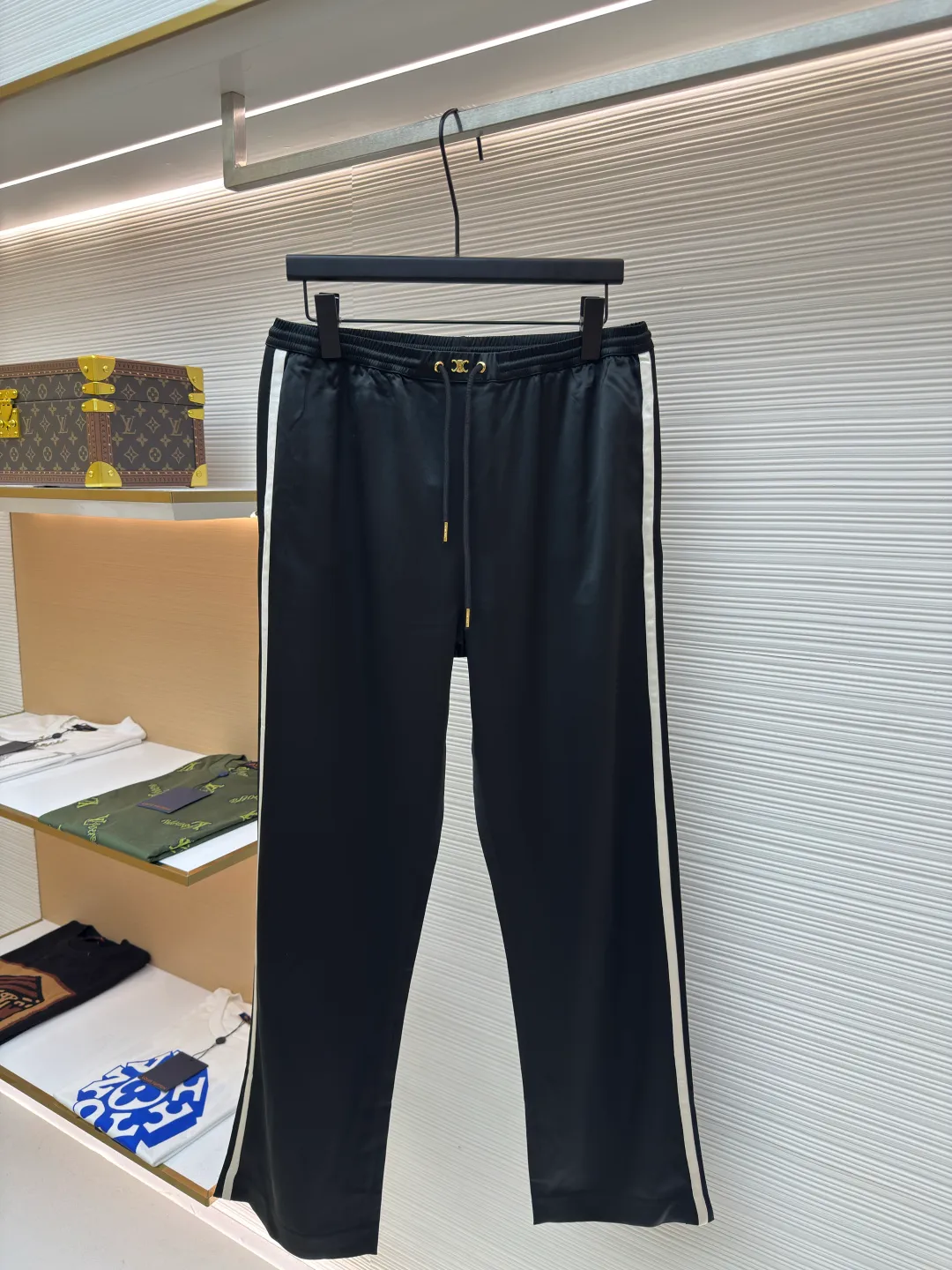 Celine acetate satin trousers ●Authentic product: Purchased and developed for 11500 ●Item number: 1680523-B50 ●Fabric: vinegar silk forged fabric ●Technology: Made of rubber molded presser foot ●Type: loose version ●Weight: about 345 grams ●Size: 34-36-38-40 ●Description: Made of vinegar silk forged fabric, triacetate raw material imported from Japan + silk blend, with apricot fabric on the sides, the color fastness of 9 reaches the national standard level four color fastness. The waistband hardware label is custom-made by opening the mold. It is made of white copper and plated with light gold. It is matched with the same color eyelet + hanging bell. The fabric feels smooth and easy to snag. All seams are made with rubber molded presser feet to ensure quality. The overall wiring is straight and delicate, the fabric is comfortable and soft, and the color is consistent without color difference. It can be matched with the same style to create a fashionable look and control various occasions. Customized accessories, complete with three standards, same style for men and women!