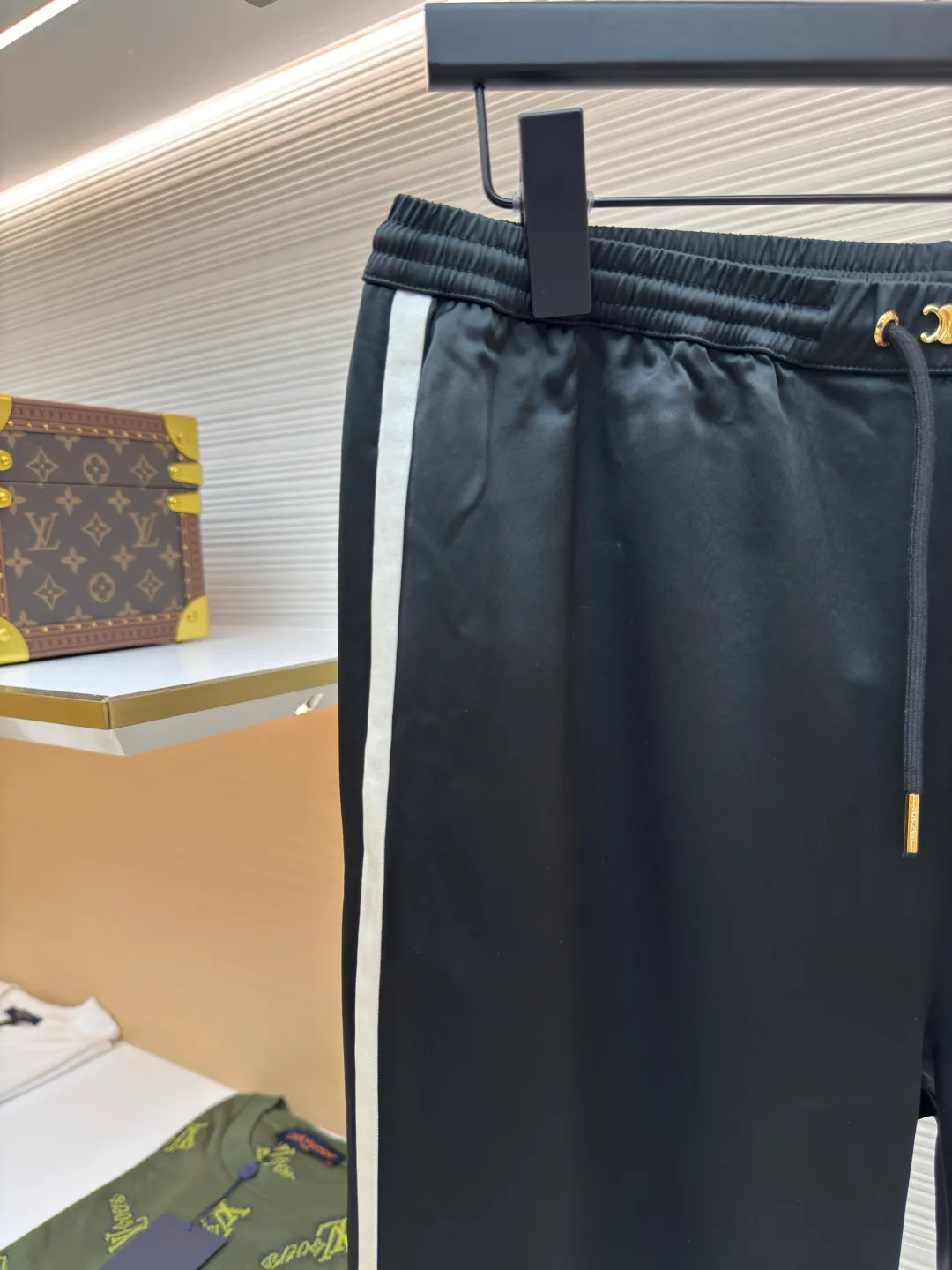 Celine acetate satin trousers ●Authentic product: Purchased and developed for 11500 ●Item number: 1680523-B50 ●Fabric: vinegar silk forged fabric ●Technology: Made of rubber molded presser foot ●Type: loose version ●Weight: about 345 grams ●Size: 34-36-38-40 ●Description: Made of vinegar silk forged fabric, triacetate raw material imported from Japan + silk blend, with apricot fabric on the sides, the color fastness of 9 reaches the national standard level four color fastness. The waistband hardware label is custom-made by opening the mold. It is made of white copper and plated with light gold. It is matched with the same color eyelet + hanging bell. The fabric feels smooth and easy to snag. All seams are made with rubber molded presser feet to ensure quality. The overall wiring is straight and delicate, the fabric is comfortable and soft, and the color is consistent without color difference. It can be matched with the same style to create a fashionable look and control various occasions. Customized accessories, complete with three standards, same style for men and women!
