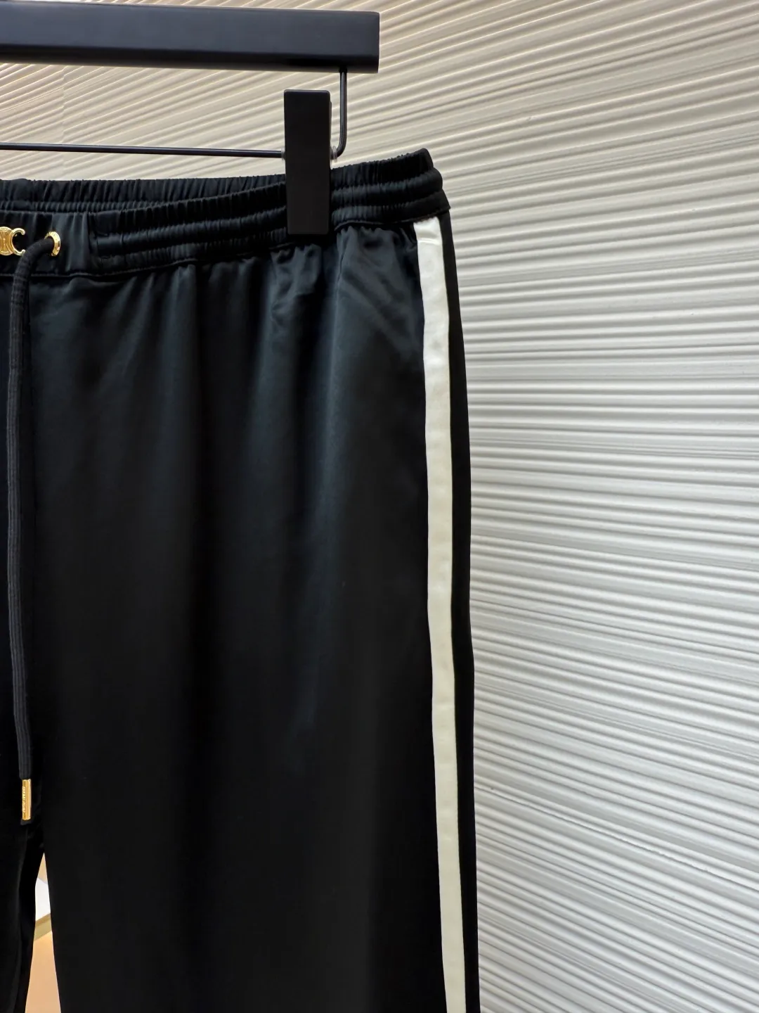 Celine acetate satin trousers ●Authentic product: Purchased and developed for 11500 ●Item number: 1680523-B50 ●Fabric: vinegar silk forged fabric ●Technology: Made of rubber molded presser foot ●Type: loose version ●Weight: about 345 grams ●Size: 34-36-38-40 ●Description: Made of vinegar silk forged fabric, triacetate raw material imported from Japan + silk blend, with apricot fabric on the sides, the color fastness of 9 reaches the national standard level four color fastness. The waistband hardware label is custom-made by opening the mold. It is made of white copper and plated with light gold. It is matched with the same color eyelet + hanging bell. The fabric feels smooth and easy to snag. All seams are made with rubber molded presser feet to ensure quality. The overall wiring is straight and delicate, the fabric is comfortable and soft, and the color is consistent without color difference. It can be matched with the same style to create a fashionable look and control various occasions. Customized accessories, complete with three standards, same style for men and women!