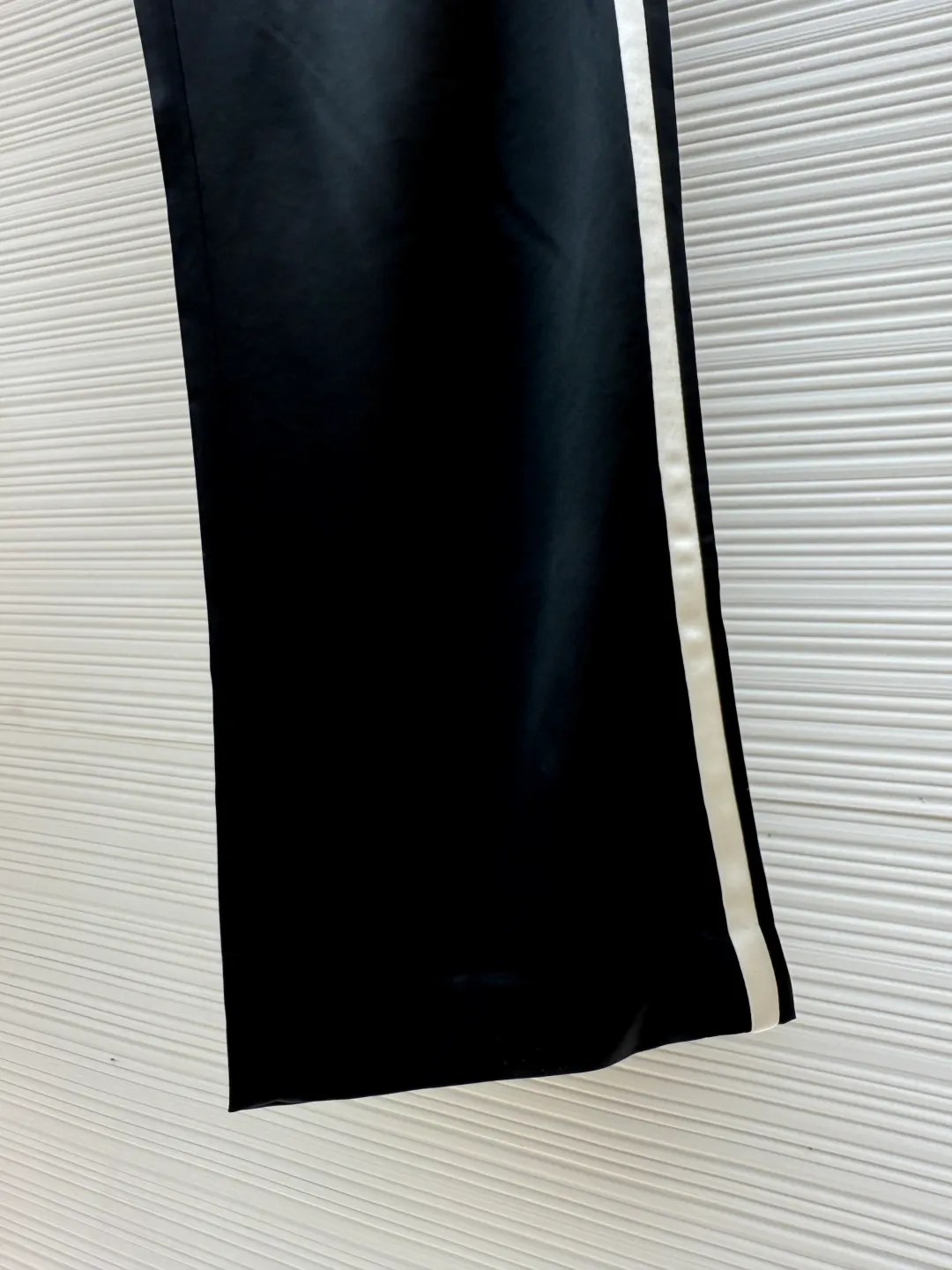 Celine acetate satin trousers ●Authentic product: Purchased and developed for 11500 ●Item number: 1680523-B50 ●Fabric: vinegar silk forged fabric ●Technology: Made of rubber molded presser foot ●Type: loose version ●Weight: about 345 grams ●Size: 34-36-38-40 ●Description: Made of vinegar silk forged fabric, triacetate raw material imported from Japan + silk blend, with apricot fabric on the sides, the color fastness of 9 reaches the national standard level four color fastness. The waistband hardware label is custom-made by opening the mold. It is made of white copper and plated with light gold. It is matched with the same color eyelet + hanging bell. The fabric feels smooth and easy to snag. All seams are made with rubber molded presser feet to ensure quality. The overall wiring is straight and delicate, the fabric is comfortable and soft, and the color is consistent without color difference. It can be matched with the same style to create a fashionable look and control various occasions. Customized accessories, complete with three standards, same style for men and women!