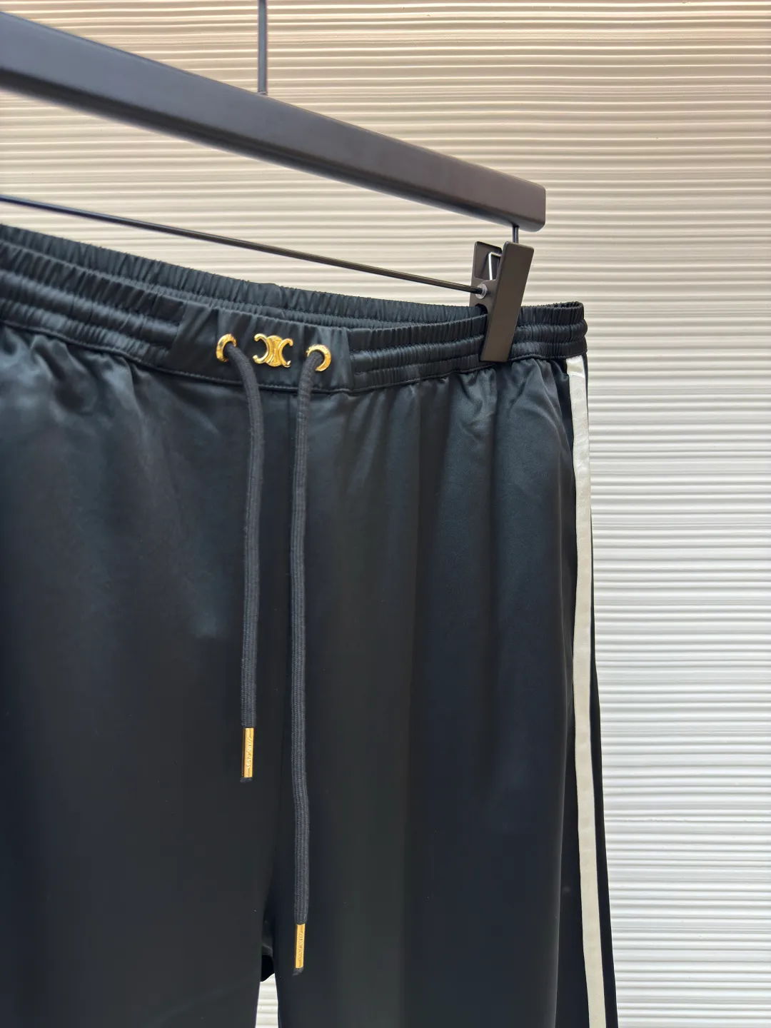 Celine acetate satin trousers ●Authentic product: Purchased and developed for 11500 ●Item number: 1680523-B50 ●Fabric: vinegar silk forged fabric ●Technology: Made of rubber molded presser foot ●Type: loose version ●Weight: about 345 grams ●Size: 34-36-38-40 ●Description: Made of vinegar silk forged fabric, triacetate raw material imported from Japan + silk blend, with apricot fabric on the sides, the color fastness of 9 reaches the national standard level four color fastness. The waistband hardware label is custom-made by opening the mold. It is made of white copper and plated with light gold. It is matched with the same color eyelet + hanging bell. The fabric feels smooth and easy to snag. All seams are made with rubber molded presser feet to ensure quality. The overall wiring is straight and delicate, the fabric is comfortable and soft, and the color is consistent without color difference. It can be matched with the same style to create a fashionable look and control various occasions. Customized accessories, complete with three standards, same style for men and women!