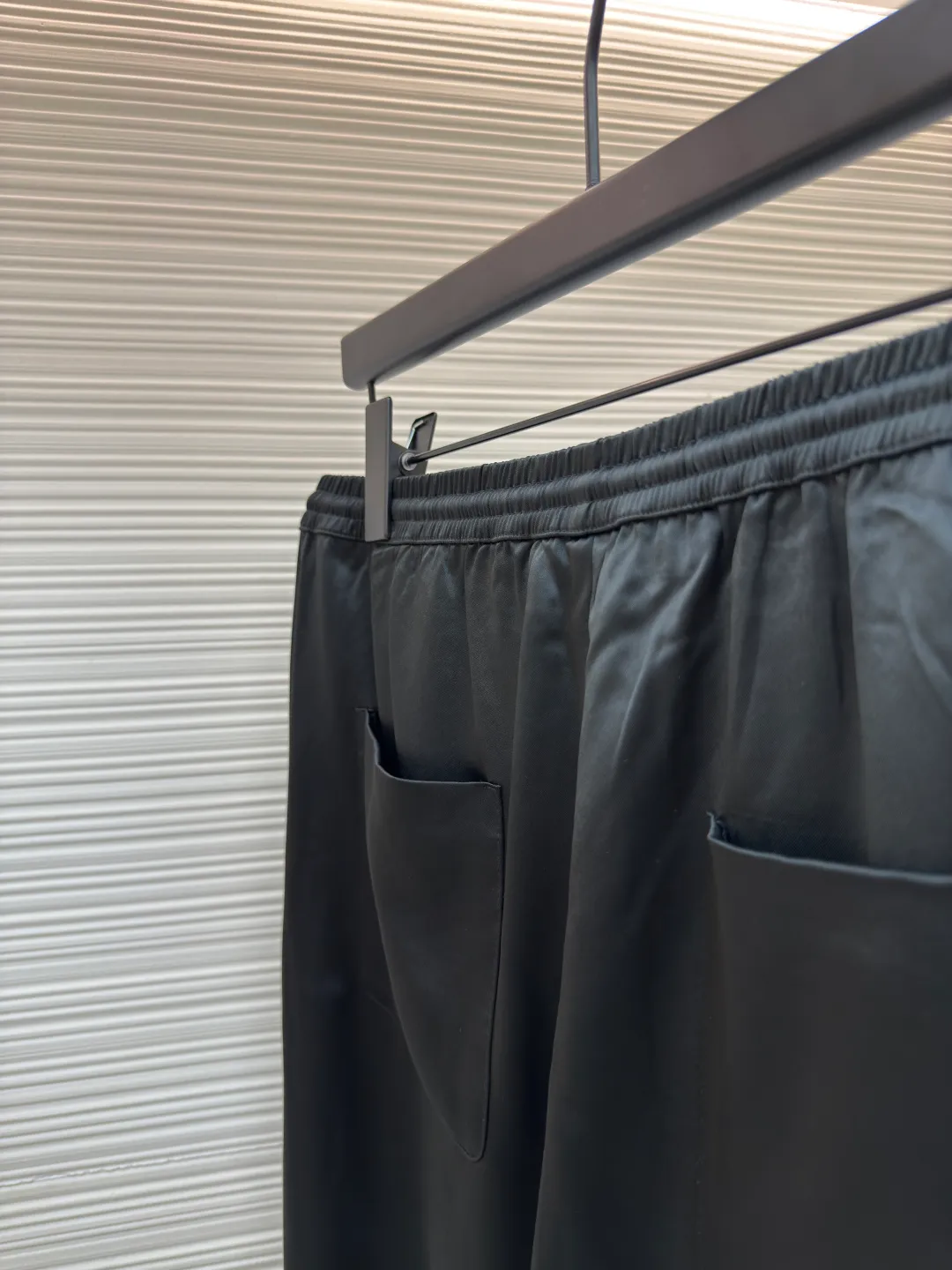 Celine acetate satin trousers ●Authentic product: Purchased and developed for 11500 ●Item number: 1680523-B50 ●Fabric: vinegar silk forged fabric ●Technology: Made of rubber molded presser foot ●Type: loose version ●Weight: about 345 grams ●Size: 34-36-38-40 ●Description: Made of vinegar silk forged fabric, triacetate raw material imported from Japan + silk blend, with apricot fabric on the sides, the color fastness of 9 reaches the national standard level four color fastness. The waistband hardware label is custom-made by opening the mold. It is made of white copper and plated with light gold. It is matched with the same color eyelet + hanging bell. The fabric feels smooth and easy to snag. All seams are made with rubber molded presser feet to ensure quality. The overall wiring is straight and delicate, the fabric is comfortable and soft, and the color is consistent without color difference. It can be matched with the same style to create a fashionable look and control various occasions. Customized accessories, complete with three standards, same style for men and women!
