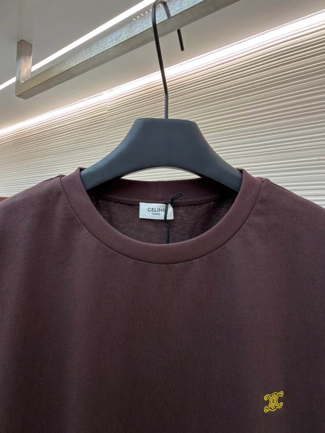 Celine Arc de Triomphe logo short sleeves ●Original version: Purchased and developed at 4690 ●Item number: 1682386-A00 ●Fabric: cotton fabric ●Technology: embroidery production ●Color: brown ●Version: fitted version ●Weight: about 280 grams ●Size: XS-S-M-L ●Description: Made of 15-count special-spun compact cotton with a weight of 230g/㎡; 32-count high-weight (340g) 1x1 ribs are used for the neckline. Its high-count and high-weight characteristics ensure the excellent elastic recovery, thickness and deformation resistance of the collar. It is the key to ensuring that the neckline of the T-shirt does not deform after long-term wear. Specially woven compact cotton fabrics apply compact spinning technology in the spinning process, which effectively reduces yarn hairiness and makes the yarn smoother and stronger. This gives the fabric an unusually dense structure, a smooth and smooth surface, and excellent pilling resistance, while retaining the softness and breathability of pure cotton. The weight of 230g is medium to heavy, which ensures the T-shirt has good stiffness and drape, and is not easy to collapse and deform, laying a high-quality basic texture. The overall wiring is straight and delicate, the fabric is comfortable and soft, and the color is consistent without color difference. It can be matched with the same style to create a fashionable look and control various occasions. Customized accessories, complete with three standards, same style for men and women!