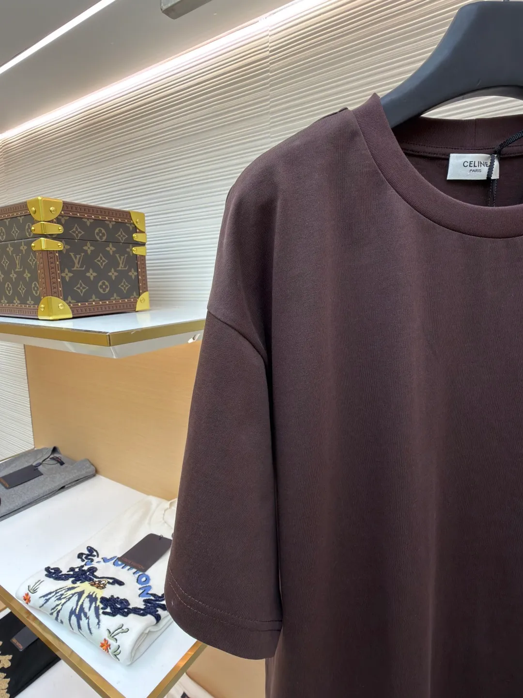 Celine Arc de Triomphe logo short sleeves ●Original version: Purchased and developed at 4690 ●Item number: 1682386-A00 ●Fabric: cotton fabric ●Technology: embroidery production ●Color: brown ●Version: fitted version ●Weight: about 280 grams ●Size: XS-S-M-L ●Description: Made of 15-count special-spun compact cotton with a weight of 230g/㎡; 32-count high-weight (340g) 1x1 ribs are used for the neckline. Its high-count and high-weight characteristics ensure the excellent elastic recovery, thickness and deformation resistance of the collar. It is the key to ensuring that the neckline of the T-shirt does not deform after long-term wear. Specially woven compact cotton fabrics apply compact spinning technology in the spinning process, which effectively reduces yarn hairiness and makes the yarn smoother and stronger. This gives the fabric an unusually dense structure, a smooth and smooth surface, and excellent pilling resistance, while retaining the softness and breathability of pure cotton. The weight of 230g is medium to heavy, which ensures the T-shirt has good stiffness and drape, and is not easy to collapse and deform, laying a high-quality basic texture. The overall wiring is straight and delicate, the fabric is comfortable and soft, and the color is consistent without color difference. It can be matched with the same style to create a fashionable look and control various occasions. Customized accessories, complete with three standards, same style for men and women!