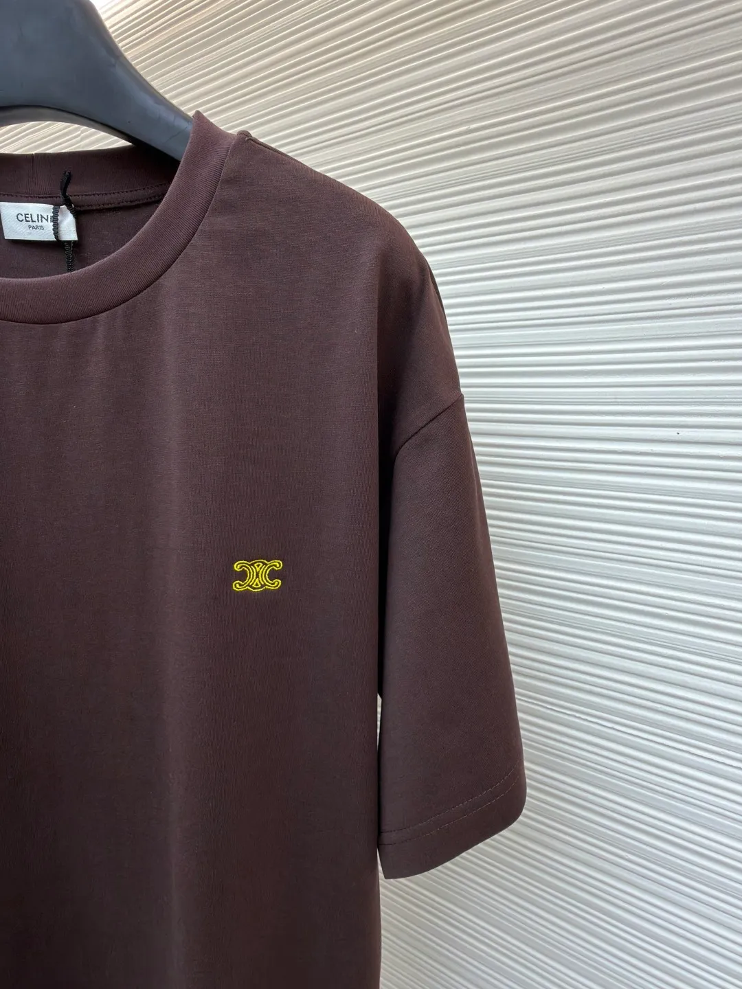 Celine Arc de Triomphe logo short sleeves ●Original version: Purchased and developed at 4690 ●Item number: 1682386-A00 ●Fabric: cotton fabric ●Technology: embroidery production ●Color: brown ●Version: fitted version ●Weight: about 280 grams ●Size: XS-S-M-L ●Description: Made of 15-count special-spun compact cotton with a weight of 230g/㎡; 32-count high-weight (340g) 1x1 ribs are used for the neckline. Its high-count and high-weight characteristics ensure the excellent elastic recovery, thickness and deformation resistance of the collar. It is the key to ensuring that the neckline of the T-shirt does not deform after long-term wear. Specially woven compact cotton fabrics apply compact spinning technology in the spinning process, which effectively reduces yarn hairiness and makes the yarn smoother and stronger. This gives the fabric an unusually dense structure, a smooth and smooth surface, and excellent pilling resistance, while retaining the softness and breathability of pure cotton. The weight of 230g is medium to heavy, which ensures the T-shirt has good stiffness and drape, and is not easy to collapse and deform, laying a high-quality basic texture. The overall wiring is straight and delicate, the fabric is comfortable and soft, and the color is consistent without color difference. It can be matched with the same style to create a fashionable look and control various occasions. Customized accessories, complete with three standards, same style for men and women!