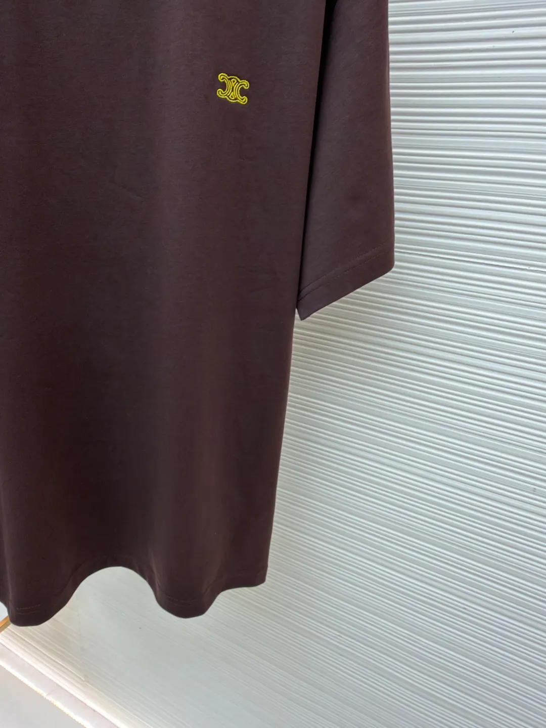Celine Arc de Triomphe logo short sleeves ●Original version: Purchased and developed at 4690 ●Item number: 1682386-A00 ●Fabric: cotton fabric ●Technology: embroidery production ●Color: brown ●Version: fitted version ●Weight: about 280 grams ●Size: XS-S-M-L ●Description: Made of 15-count special-spun compact cotton with a weight of 230g/㎡; 32-count high-weight (340g) 1x1 ribs are used for the neckline. Its high-count and high-weight characteristics ensure the excellent elastic recovery, thickness and deformation resistance of the collar. It is the key to ensuring that the neckline of the T-shirt does not deform after long-term wear. Specially woven compact cotton fabrics apply compact spinning technology in the spinning process, which effectively reduces yarn hairiness and makes the yarn smoother and stronger. This gives the fabric an unusually dense structure, a smooth and smooth surface, and excellent pilling resistance, while retaining the softness and breathability of pure cotton. The weight of 230g is medium to heavy, which ensures the T-shirt has good stiffness and drape, and is not easy to collapse and deform, laying a high-quality basic texture. The overall wiring is straight and delicate, the fabric is comfortable and soft, and the color is consistent without color difference. It can be matched with the same style to create a fashionable look and control various occasions. Customized accessories, complete with three standards, same style for men and women!