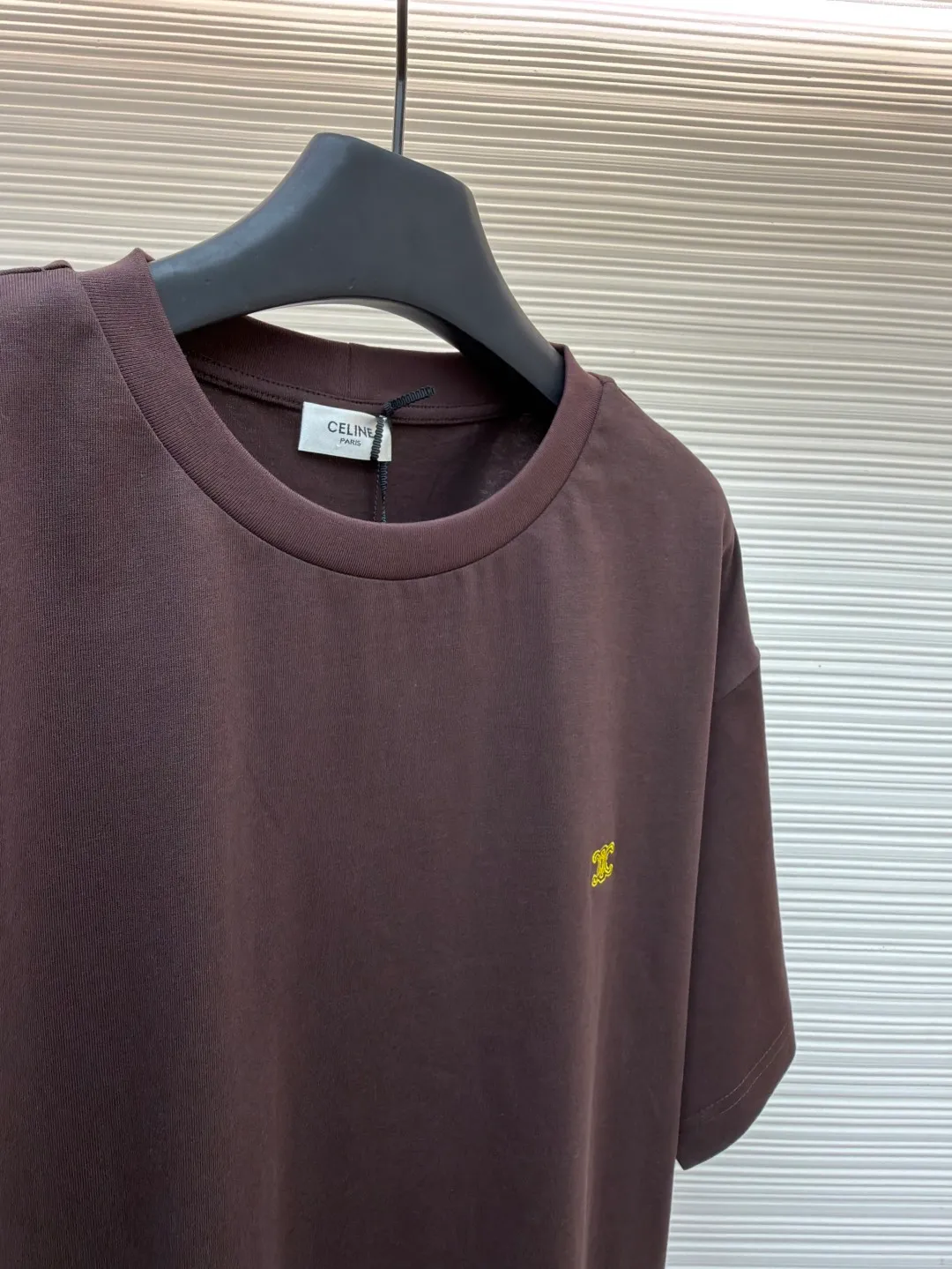 Celine Arc de Triomphe logo short sleeves ●Original version: Purchased and developed at 4690 ●Item number: 1682386-A00 ●Fabric: cotton fabric ●Technology: embroidery production ●Color: brown ●Version: fitted version ●Weight: about 280 grams ●Size: XS-S-M-L ●Description: Made of 15-count special-spun compact cotton with a weight of 230g/㎡; 32-count high-weight (340g) 1x1 ribs are used for the neckline. Its high-count and high-weight characteristics ensure the excellent elastic recovery, thickness and deformation resistance of the collar. It is the key to ensuring that the neckline of the T-shirt does not deform after long-term wear. Specially woven compact cotton fabrics apply compact spinning technology in the spinning process, which effectively reduces yarn hairiness and makes the yarn smoother and stronger. This gives the fabric an unusually dense structure, a smooth and smooth surface, and excellent pilling resistance, while retaining the softness and breathability of pure cotton. The weight of 230g is medium to heavy, which ensures the T-shirt has good stiffness and drape, and is not easy to collapse and deform, laying a high-quality basic texture. The overall wiring is straight and delicate, the fabric is comfortable and soft, and the color is consistent without color difference. It can be matched with the same style to create a fashionable look and control various occasions. Customized accessories, complete with three standards, same style for men and women!