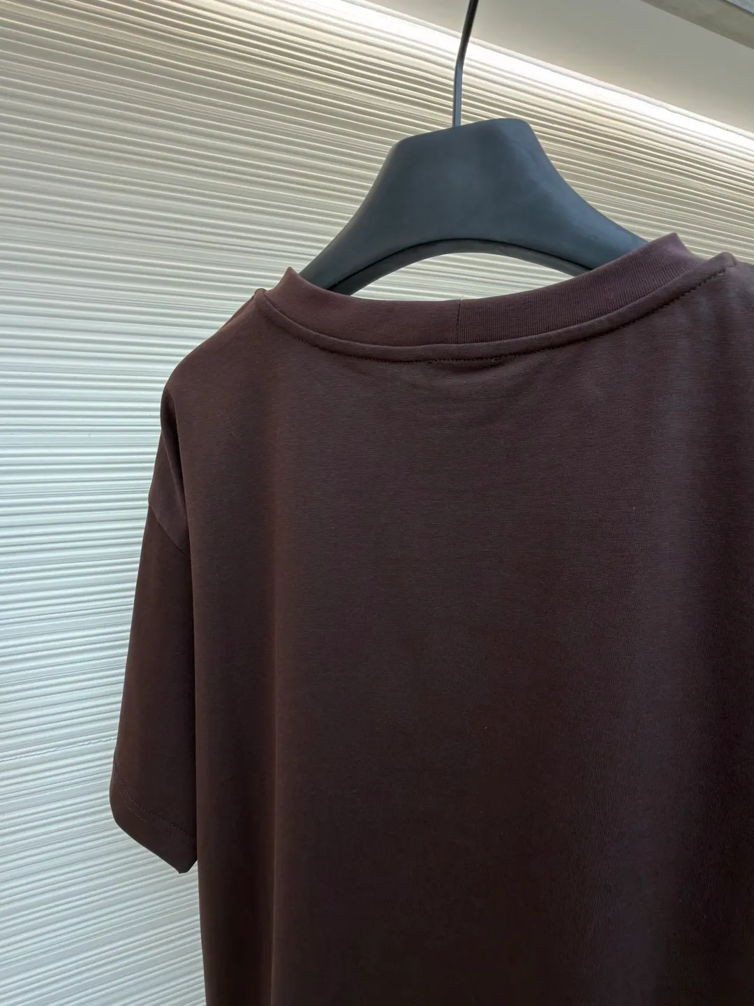 Celine Arc de Triomphe logo short sleeves ●Original version: Purchased and developed at 4690 ●Item number: 1682386-A00 ●Fabric: cotton fabric ●Technology: embroidery production ●Color: brown ●Version: fitted version ●Weight: about 280 grams ●Size: XS-S-M-L ●Description: Made of 15-count special-spun compact cotton with a weight of 230g/㎡; 32-count high-weight (340g) 1x1 ribs are used for the neckline. Its high-count and high-weight characteristics ensure the excellent elastic recovery, thickness and deformation resistance of the collar. It is the key to ensuring that the neckline of the T-shirt does not deform after long-term wear. Specially woven compact cotton fabrics apply compact spinning technology in the spinning process, which effectively reduces yarn hairiness and makes the yarn smoother and stronger. This gives the fabric an unusually dense structure, a smooth and smooth surface, and excellent pilling resistance, while retaining the softness and breathability of pure cotton. The weight of 230g is medium to heavy, which ensures the T-shirt has good stiffness and drape, and is not easy to collapse and deform, laying a high-quality basic texture. The overall wiring is straight and delicate, the fabric is comfortable and soft, and the color is consistent without color difference. It can be matched with the same style to create a fashionable look and control various occasions. Customized accessories, complete with three standards, same style for men and women!