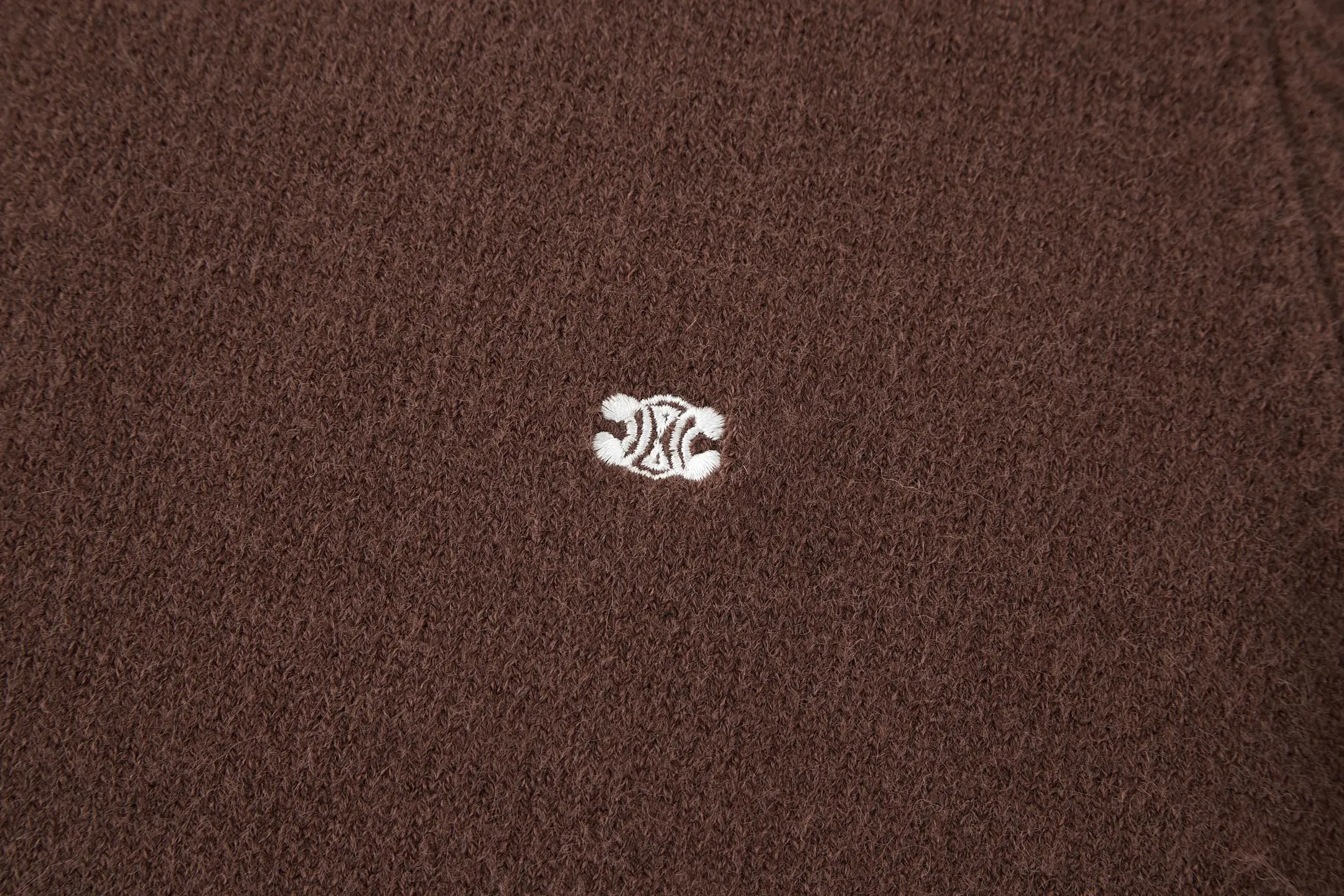 🅿️370 [Exclusive supply] Celine Arc de Triomphe embroidered logo sweater (brown). The original version was purchased and developed for 9,900. The fabric is made of 35% wool, 15% cashmere, and 50% cotton yarn. This fabric is soft and has a three-dimensional shape that won't change shape after being worn for a long time. The embroidery uses 3D three-dimensional embroidery, and the chest is embellished with the Arc de Triomphe embroidered logo. This style is machine-knitted with 7 needles, and the high-density thick stitching ensures warmth. Later process: washing and color fixation - fixed version - wool impurities. Size:S-M-L-XL