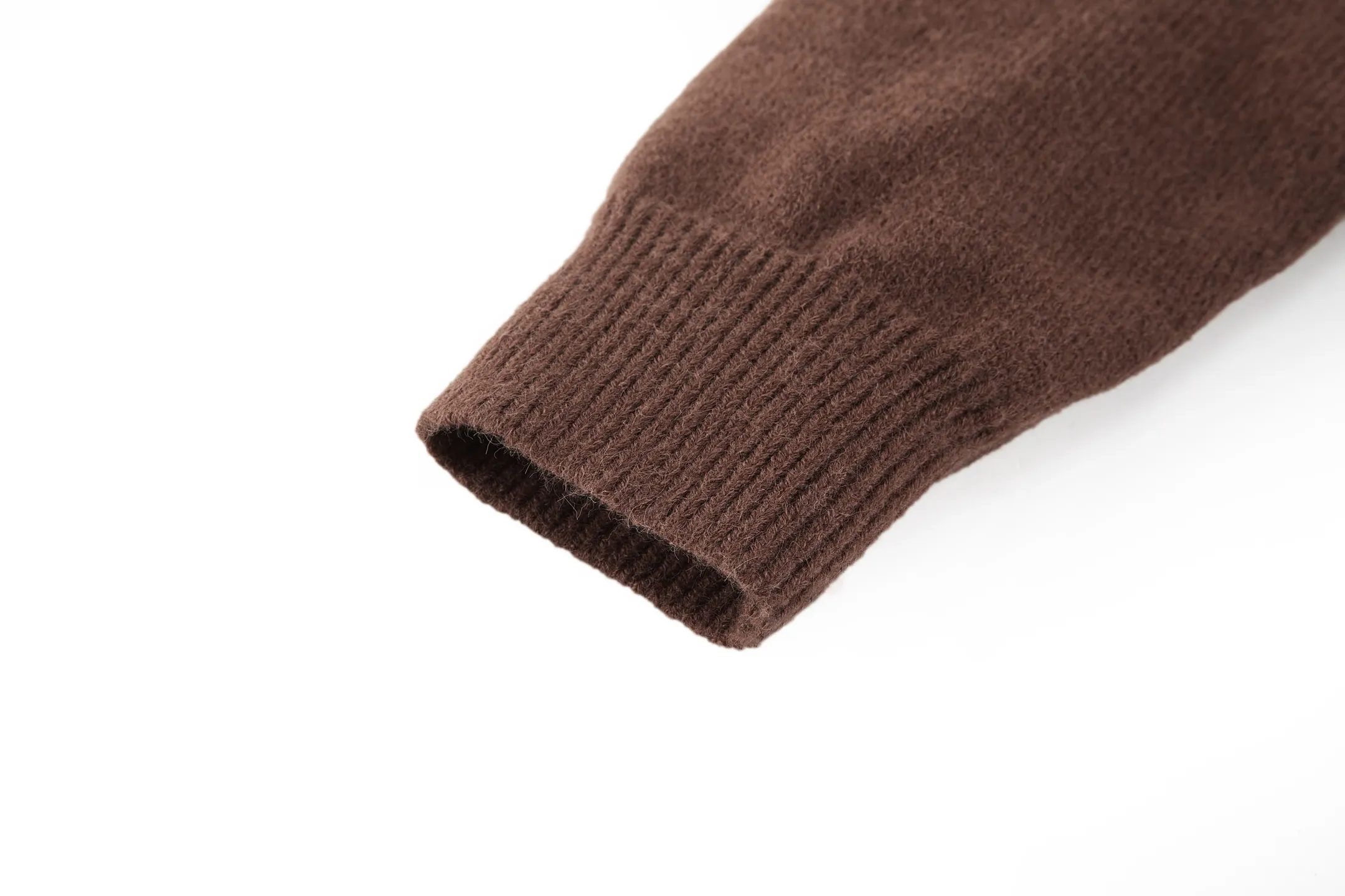 🅿️370 [Exclusive supply] Celine Arc de Triomphe embroidered logo sweater (brown). The original version was purchased and developed for 9,900. The fabric is made of 35% wool, 15% cashmere, and 50% cotton yarn. This fabric is soft and has a three-dimensional shape that won't change shape after being worn for a long time. The embroidery uses 3D three-dimensional embroidery, and the chest is embellished with the Arc de Triomphe embroidered logo. This style is machine-knitted with 7 needles, and the high-density thick stitching ensures warmth. Later process: washing and color fixation - fixed version - wool impurities. Size:S-M-L-XL