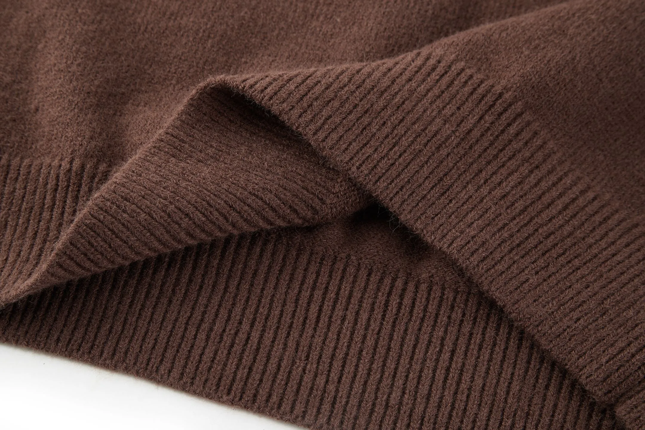 🅿️370 [Exclusive supply] Celine Arc de Triomphe embroidered logo sweater (brown). The original version was purchased and developed for 9,900. The fabric is made of 35% wool, 15% cashmere, and 50% cotton yarn. This fabric is soft and has a three-dimensional shape that won't change shape after being worn for a long time. The embroidery uses 3D three-dimensional embroidery, and the chest is embellished with the Arc de Triomphe embroidered logo. This style is machine-knitted with 7 needles, and the high-density thick stitching ensures warmth. Later process: washing and color fixation - fixed version - wool impurities. Size:S-M-L-XL