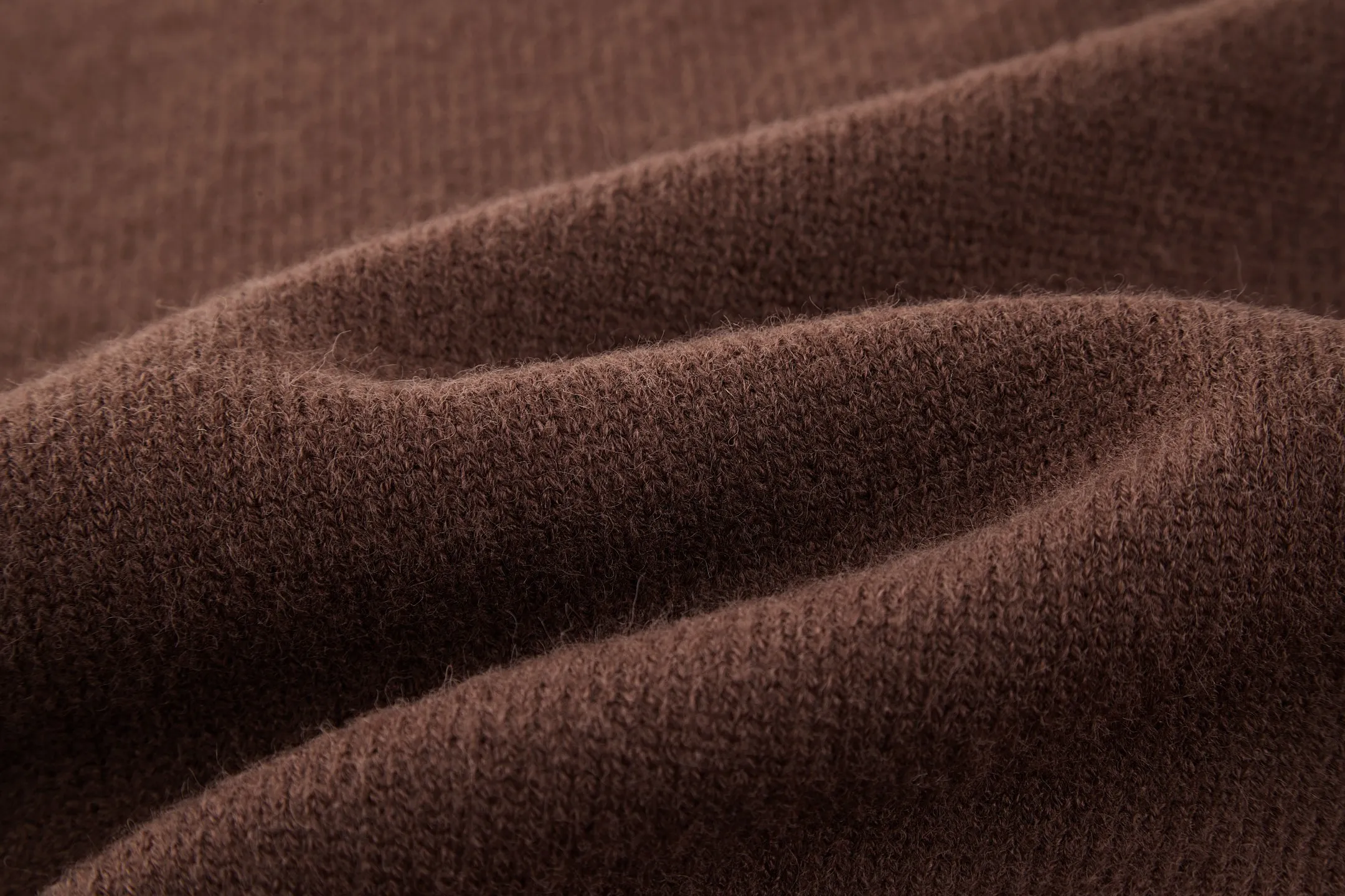 🅿️370 [Exclusive supply] Celine Arc de Triomphe embroidered logo sweater (brown). The original version was purchased and developed for 9,900. The fabric is made of 35% wool, 15% cashmere, and 50% cotton yarn. This fabric is soft and has a three-dimensional shape that won't change shape after being worn for a long time. The embroidery uses 3D three-dimensional embroidery, and the chest is embellished with the Arc de Triomphe embroidered logo. This style is machine-knitted with 7 needles, and the high-density thick stitching ensures warmth. Later process: washing and color fixation - fixed version - wool impurities. Size:S-M-L-XL