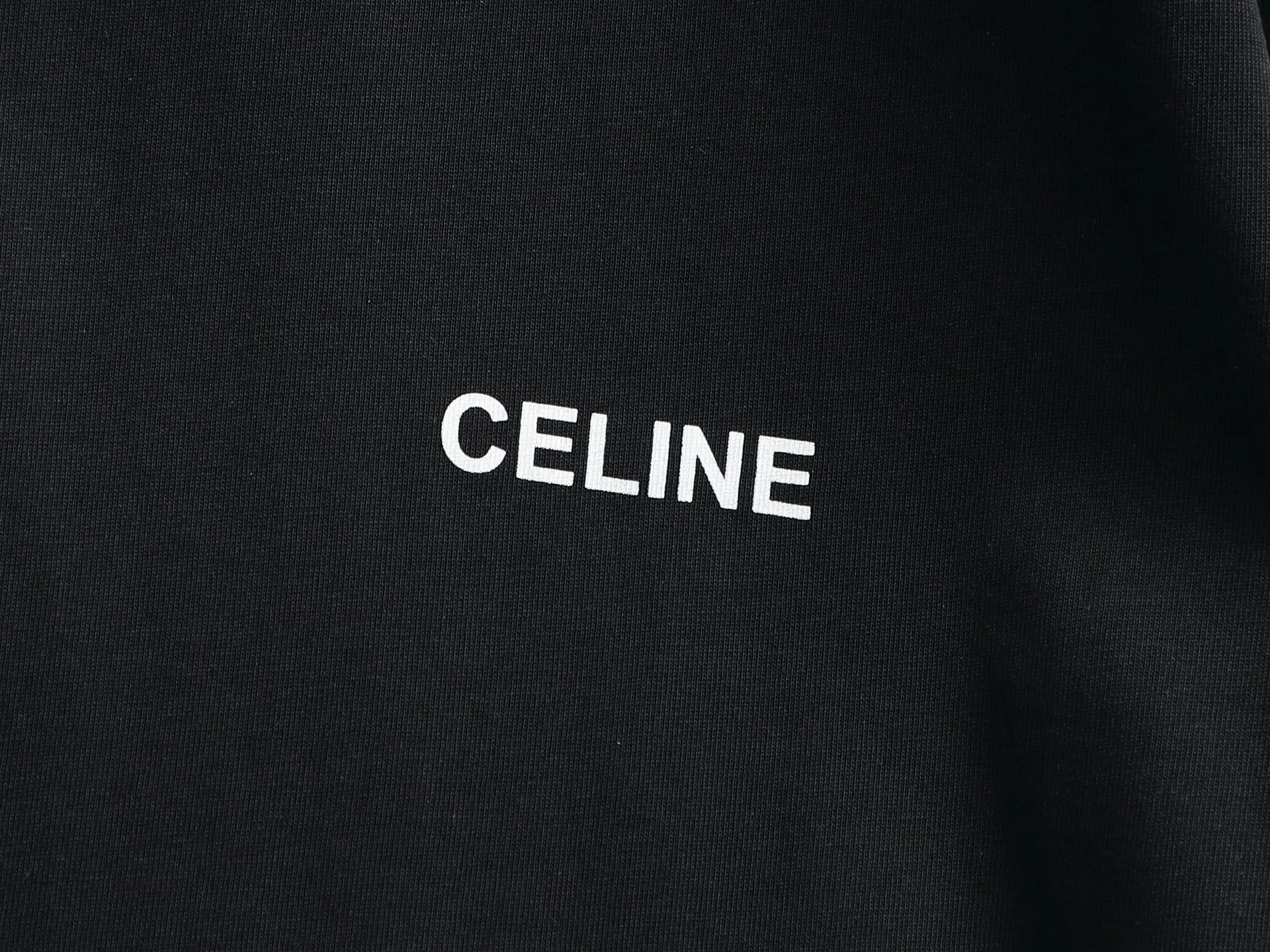 🅿️170 -CELINE · Celine 25ss Logo small print round neck short-sleeved T-shirt - Made of 280g double yarn pure cotton, the fabric color is custom-dyed, will not shrink or fade. Comfortable to the touch and super texture❤️Full set of accessories. A must-have for trendy men and trendy women, the classic off-shoulder slightly wide version is available exclusively from stock!                   ⚠ Top version official website quality❕ -Color: White Black -Size: XS S Ｍ L -Crowd: Same style for men and women