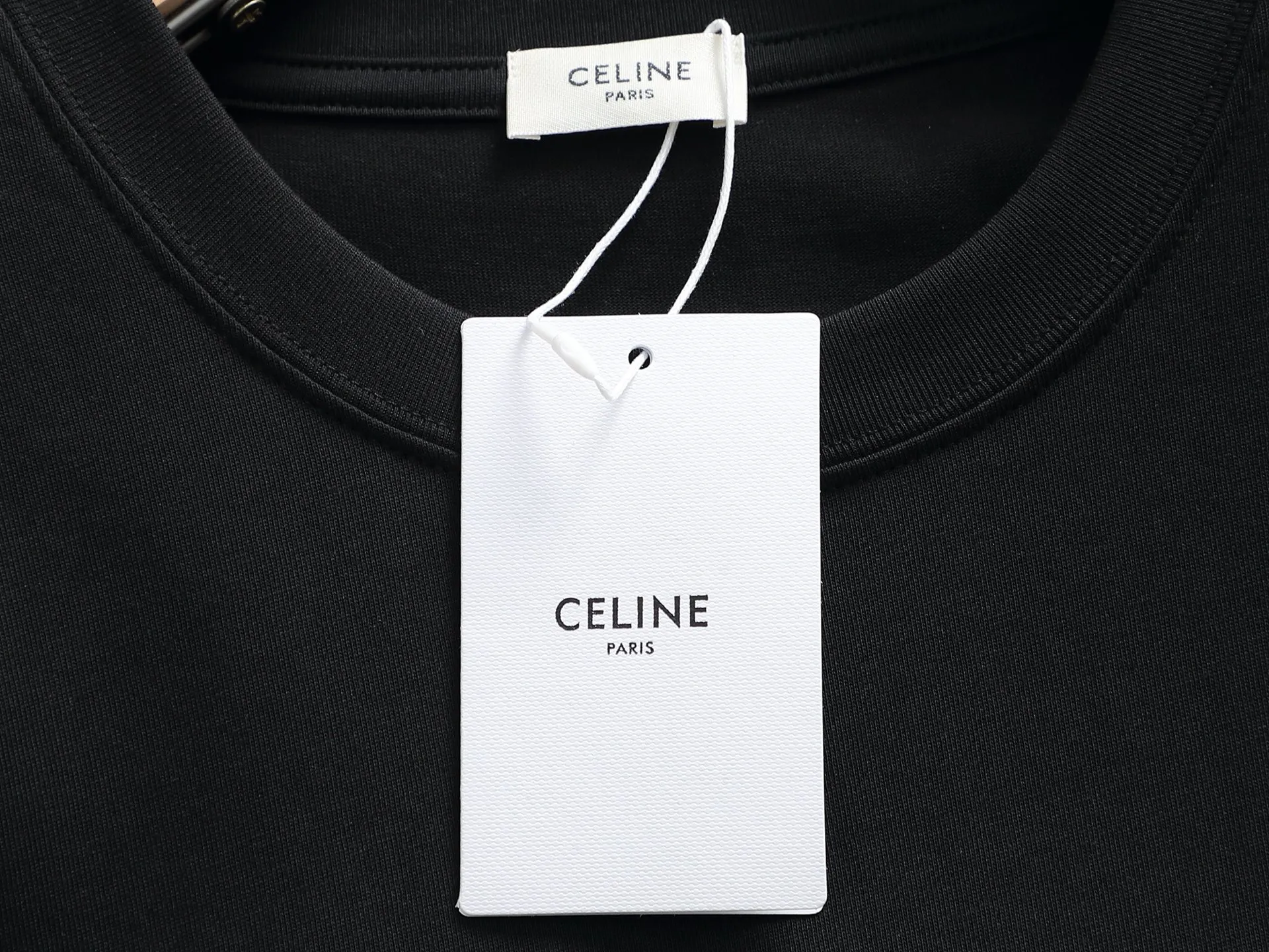 🅿️170 -CELINE · Celine 25ss Logo small print round neck short-sleeved T-shirt - Made of 280g double yarn pure cotton, the fabric color is custom-dyed, will not shrink or fade. Comfortable to the touch and super texture❤️Full set of accessories. A must-have for trendy men and trendy women, the classic off-shoulder slightly wide version is available exclusively from stock!                   ⚠ Top version official website quality❕ -Color: White Black -Size: XS S Ｍ L -Crowd: Same style for men and women