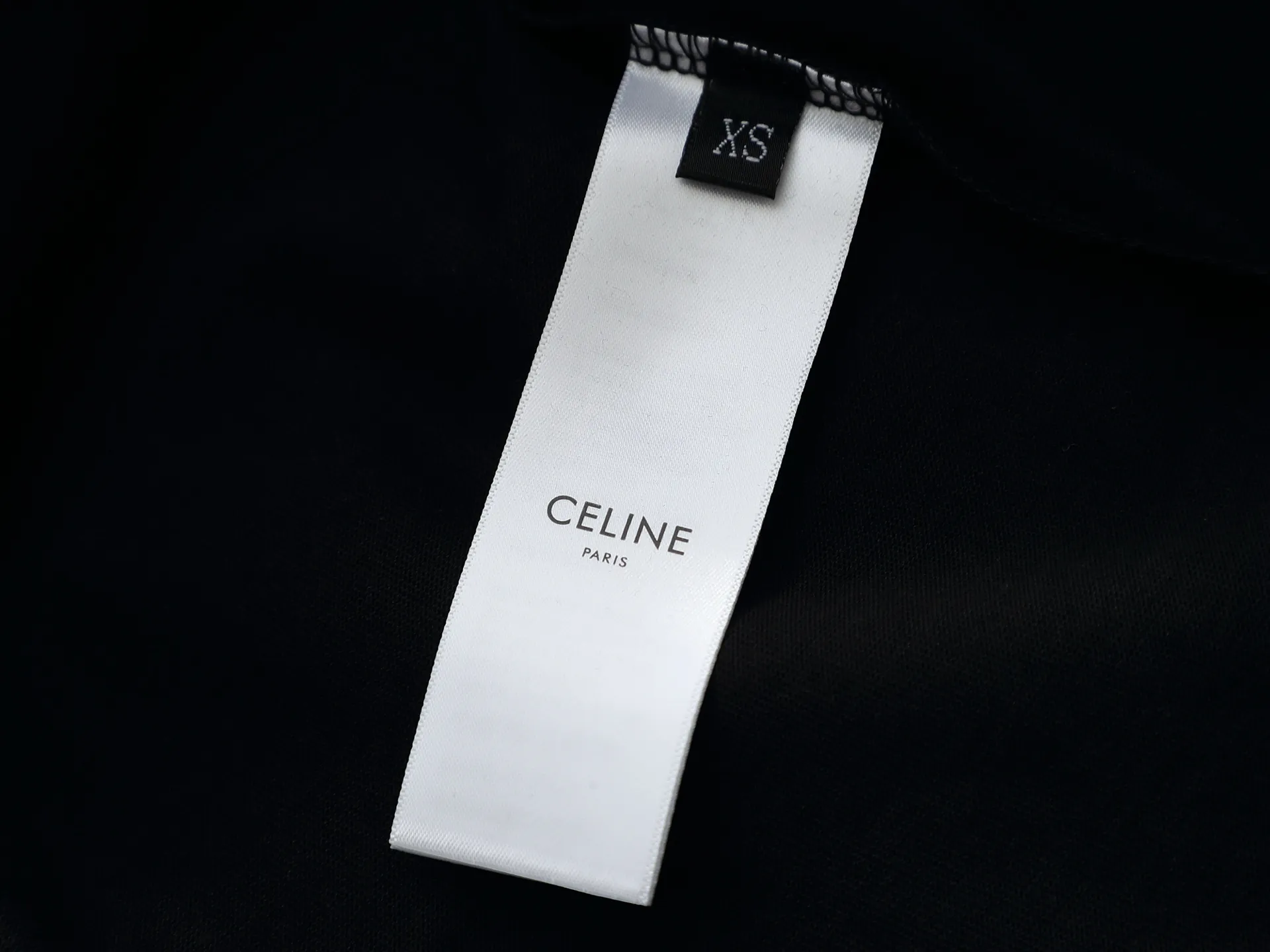 🅿️170 -CELINE · Celine 25ss Logo small print round neck short-sleeved T-shirt - Made of 280g double yarn pure cotton, the fabric color is custom-dyed, will not shrink or fade. Comfortable to the touch and super texture❤️Full set of accessories. A must-have for trendy men and trendy women, the classic off-shoulder slightly wide version is available exclusively from stock!                   ⚠ Top version official website quality❕ -Color: White Black -Size: XS S Ｍ L -Crowd: Same style for men and women