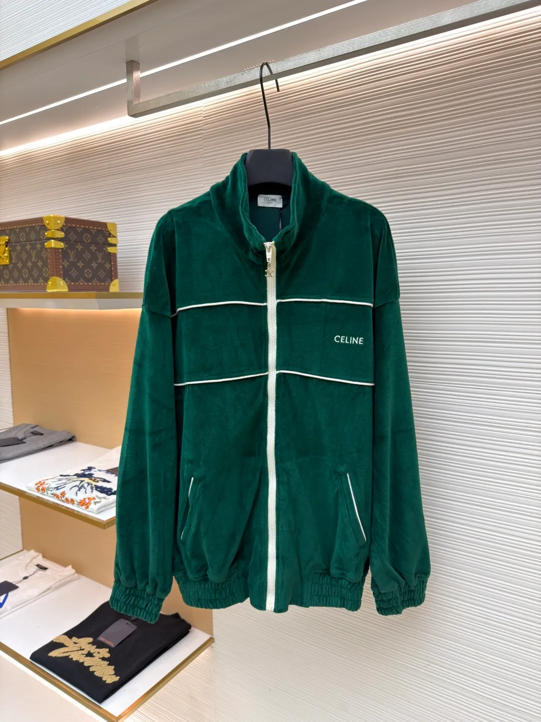 CELINE velvet letter jacket ●Original version: 13,000 purchased and developed ●Item number: 1681430-B25 ●Fabric: velvet fabric ●Technology: Pressed production ●Version: fitted version ●Weight: about 670 grams ●Size: XS-S-M-L ●Description: The fabric is made of 80% cotton + 20% polyester blended plain fabric. The AB color swatch is printed according to the Y version, and the bulk fabric is ordered and dyed. The loops on the surface of the fabric are raised using a 24-pipe napping machine. After raising, the nap is suctioned and sheared, just like the Y version. The pile height is 0.3cm. The pile components are all 100% cotton yarn. It is breathable and anti-static. It is different from the low-end versions of polyester fleece fabrics in the market. The front panel is embroidered with Tajima embroidery machine imported from Japan. The cotton mercerized thread is embroidered in multiple layers to embroider three-dimensional small chapter flowers. The bottom The surface is equipped with TPU film, which is manually positioned and pressed on the cut piece using a constant-temperature embossing machine. It is matched with 50s double-ply cotton plain weave pocket fabric. A small pendant with double C snap hardware is hung on the zipper. The entire stop is flat-carved with contrasting color extrusion strips, and all seams are small three-line and two-point seams. The overall wiring is straight and delicate, the fabric is comfortable and soft, and the color is consistent without color difference. It can be matched with the same style to create a fashionable look and control various occasions. Customized accessories, complete with three standards, same style for men and women!