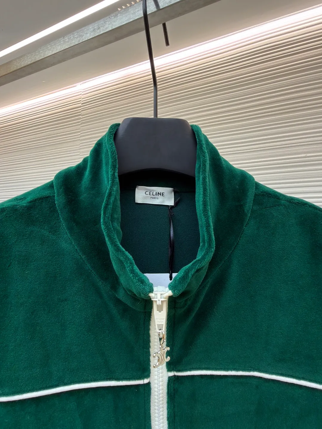 CELINE velvet letter jacket ●Original version: 13,000 purchased and developed ●Item number: 1681430-B25 ●Fabric: velvet fabric ●Technology: Pressed production ●Version: fitted version ●Weight: about 670 grams ●Size: XS-S-M-L ●Description: The fabric is made of 80% cotton + 20% polyester blended plain fabric. The AB color swatch is printed according to the Y version, and the bulk fabric is ordered and dyed. The loops on the surface of the fabric are raised using a 24-pipe napping machine. After raising, the nap is suctioned and sheared, just like the Y version. The pile height is 0.3cm. The pile components are all 100% cotton yarn. It is breathable and anti-static. It is different from the low-end versions of polyester fleece fabrics in the market. The front panel is embroidered with Tajima embroidery machine imported from Japan. The cotton mercerized thread is embroidered in multiple layers to embroider three-dimensional small chapter flowers. The bottom The surface is equipped with TPU film, which is manually positioned and pressed on the cut piece using a constant-temperature embossing machine. It is matched with 50s double-ply cotton plain weave pocket fabric. A small pendant with double C snap hardware is hung on the zipper. The entire stop is flat-carved with contrasting color extrusion strips, and all seams are small three-line and two-point seams. The overall wiring is straight and delicate, the fabric is comfortable and soft, and the color is consistent without color difference. It can be matched with the same style to create a fashionable look and control various occasions. Customized accessories, complete with three standards, same style for men and women!