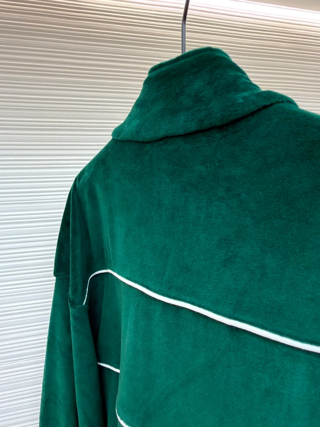 CELINE velvet letter jacket ●Original version: 13,000 purchased and developed ●Item number: 1681430-B25 ●Fabric: velvet fabric ●Technology: Pressed production ●Version: fitted version ●Weight: about 670 grams ●Size: XS-S-M-L ●Description: The fabric is made of 80% cotton + 20% polyester blended plain fabric. The AB color swatch is printed according to the Y version, and the bulk fabric is ordered and dyed. The loops on the surface of the fabric are raised using a 24-pipe napping machine. After raising, the nap is suctioned and sheared, just like the Y version. The pile height is 0.3cm. The pile components are all 100% cotton yarn. It is breathable and anti-static. It is different from the low-end versions of polyester fleece fabrics in the market. The front panel is embroidered with Tajima embroidery machine imported from Japan. The cotton mercerized thread is embroidered in multiple layers to embroider three-dimensional small chapter flowers. The bottom The surface is equipped with TPU film, which is manually positioned and pressed on the cut piece using a constant-temperature embossing machine. It is matched with 50s double-ply cotton plain weave pocket fabric. A small pendant with double C snap hardware is hung on the zipper. The entire stop is flat-carved with contrasting color extrusion strips, and all seams are small three-line and two-point seams. The overall wiring is straight and delicate, the fabric is comfortable and soft, and the color is consistent without color difference. It can be matched with the same style to create a fashionable look and control various occasions. Customized accessories, complete with three standards, same style for men and women!