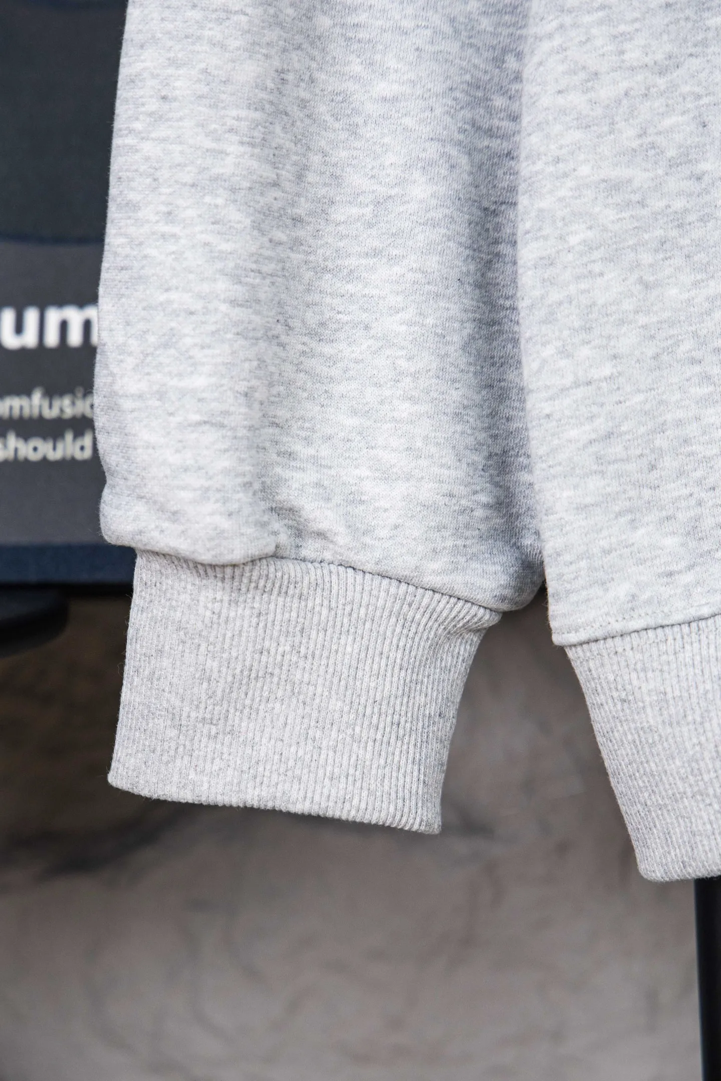 🅿️250 Style No.: M252 CELINE/Celine Web Letter Hooded Sweatshirt French fashion luxury brand CELINE adheres to style aesthetics, constantly advances in exploration, and designs many classic patterns that are very recognizable and memorable. 2022 autumn and winter new hooded terry sweatshirt. A clean and simple sweatshirt that is not fussy. Whoever wears it will look better! Customized hoodie webbing, custom-woven 400G high-weight knitted cotton fabric. It is very thick, comfortable and breathable, and feels skin-friendly. It is 100% loose and cut in OS style. The upper body is very elegant and high-end. The most popular item in the autumn and winter wardrobe is the sweatshirt. This can be worn directly into the spring without any problem. It is a multi-purpose garment that can be worn alone or as an inner layer. Size：S-XL