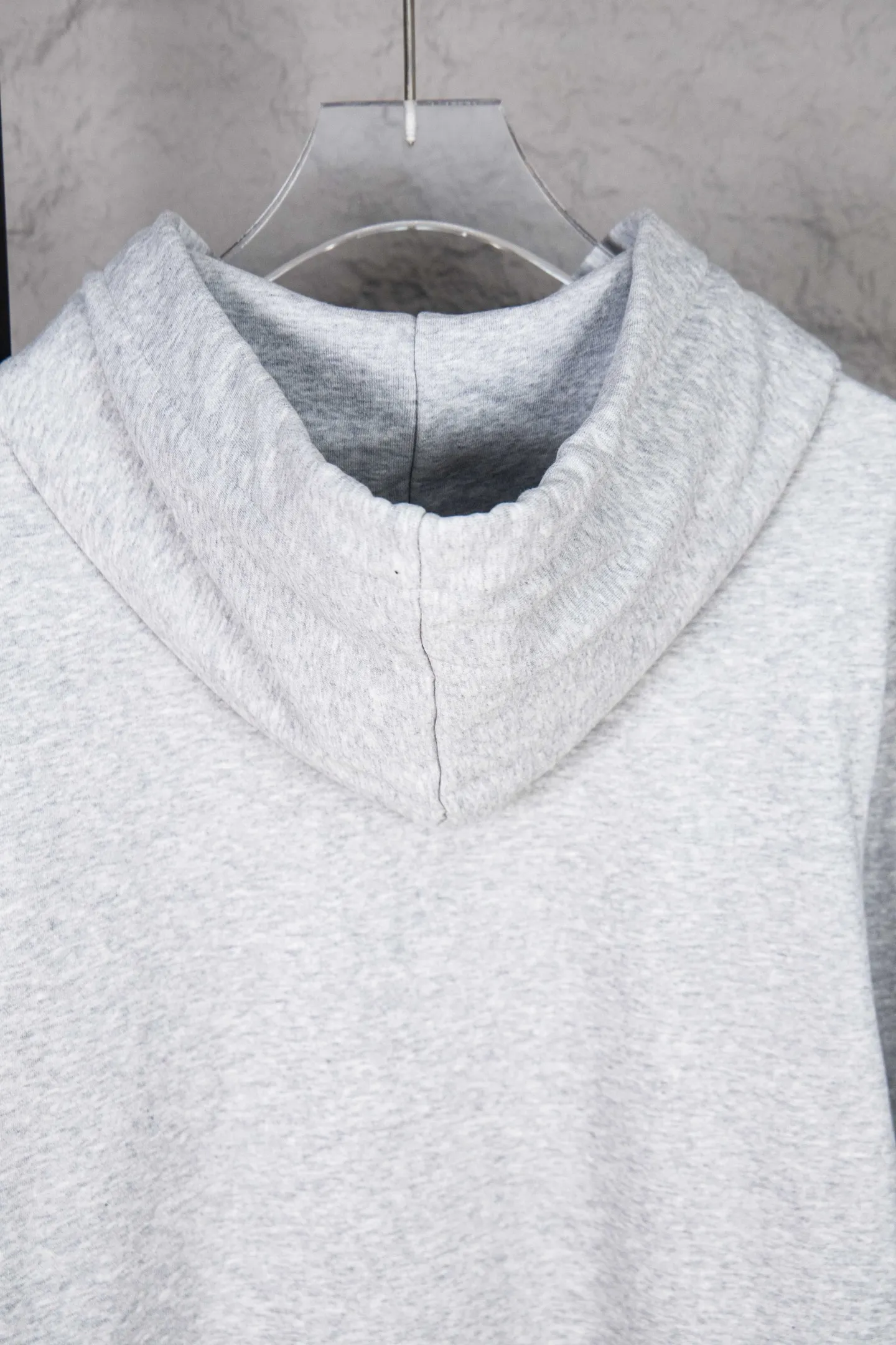 🅿️250 Style No.: M252 CELINE/Celine Web Letter Hooded Sweatshirt French fashion luxury brand CELINE adheres to style aesthetics, constantly advances in exploration, and designs many classic patterns that are very recognizable and memorable. 2022 autumn and winter new hooded terry sweatshirt. A clean and simple sweatshirt that is not fussy. Whoever wears it will look better! Customized hoodie webbing, custom-woven 400G high-weight knitted cotton fabric. It is very thick, comfortable and breathable, and feels skin-friendly. It is 100% loose and cut in OS style. The upper body is very elegant and high-end. The most popular item in the autumn and winter wardrobe is the sweatshirt. This can be worn directly into the spring without any problem. It is a multi-purpose garment that can be worn alone or as an inner layer. Size：S-XL