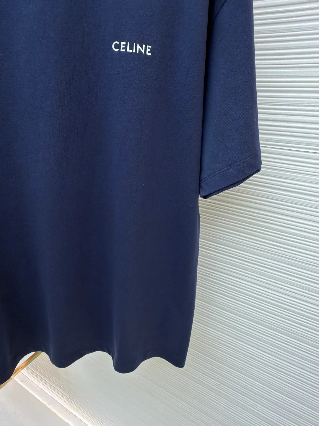 Celine letter printed short sleeves ●Original version: Purchased and developed for 4750 ●Item number: 1682467-X85 ●Fabric: Liquid Nitrogen Yayun plain weave fabric ●Technology: Glue printing production ●Color: Blue ●Version: Fitted version ●Weight: about 225 grams ●Size: S-M-L-XL ●Description: Customized Liquid Nitrogen Yayun plain weave fabric, soft to the touch, comfortable and close to the skin, using ivory white to interpret the philosophy of restraint of high-end white It gives the white a sense of warmth and breathing. The iconic CELINE print is embellished on the chest. It is highly recognizable and shows a luxurious texture in a low-key manner. It uses minimalism to define timeless fashion and uses glue printing. The chest printing has been modified three times with film screens. The glue liquid paint is used to print the pattern on the fabric. The fabric is baked to fix the printed pattern. The overall wiring is straight and delicate, the fabric is comfortable and soft, and the color is consistent without color difference. It can be matched with the same style to create a fashionable look and control various occasions. Customized accessories, complete with three standards, same style for men and women!