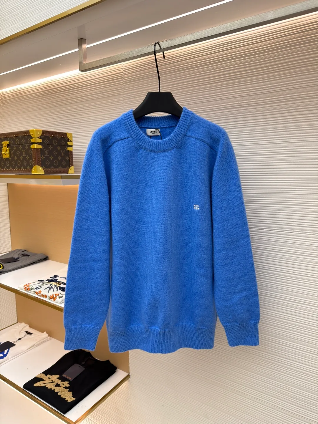 Celine Arc de Triomphe embroidered logo sweater ●Original version: 9900 purchase and development ●Item number: 1681300-A45 ●Fabric: wool blended fabric ●Technology: 3D embroidery production ●Color: Klein blue ●Version: fitted version ●Weight: about 685 grams ●Size: S-M-L-XL ●Description: Made of 35% wool, 15% cashmere, 50% cotton yarn. This fabric is soft and has a three-dimensional shape that won't change shape after being worn for a long time. The embroidery uses 3D three-dimensional embroidery, and the chest is embellished with the Arc de Triomphe embroidered logo. This style is machine-knitted with 7 needles, and the high-density thick stitching ensures warmth. Later process: washing and color fixation - fixed version - wool impurities. The overall wiring is straight and delicate, the fabric is comfortable and soft, and the color is consistent without color difference. It can be matched with the same style to create a fashionable look and control various occasions. Customized accessories, complete with three standards, same style for men and women!