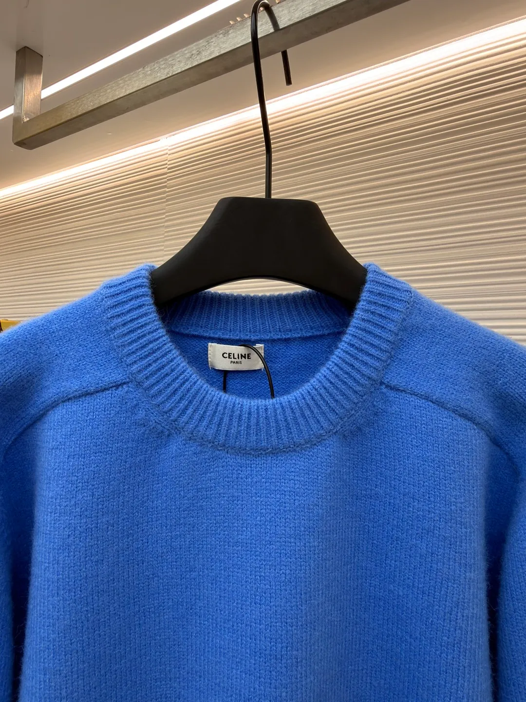 Celine Arc de Triomphe embroidered logo sweater ●Original version: 9900 purchase and development ●Item number: 1681300-A45 ●Fabric: wool blended fabric ●Technology: 3D embroidery production ●Color: Klein blue ●Version: fitted version ●Weight: about 685 grams ●Size: S-M-L-XL ●Description: Made of 35% wool, 15% cashmere, 50% cotton yarn. This fabric is soft and has a three-dimensional shape that won't change shape after being worn for a long time. The embroidery uses 3D three-dimensional embroidery, and the chest is embellished with the Arc de Triomphe embroidered logo. This style is machine-knitted with 7 needles, and the high-density thick stitching ensures warmth. Later process: washing and color fixation - fixed version - wool impurities. The overall wiring is straight and delicate, the fabric is comfortable and soft, and the color is consistent without color difference. It can be matched with the same style to create a fashionable look and control various occasions. Customized accessories, complete with three standards, same style for men and women!