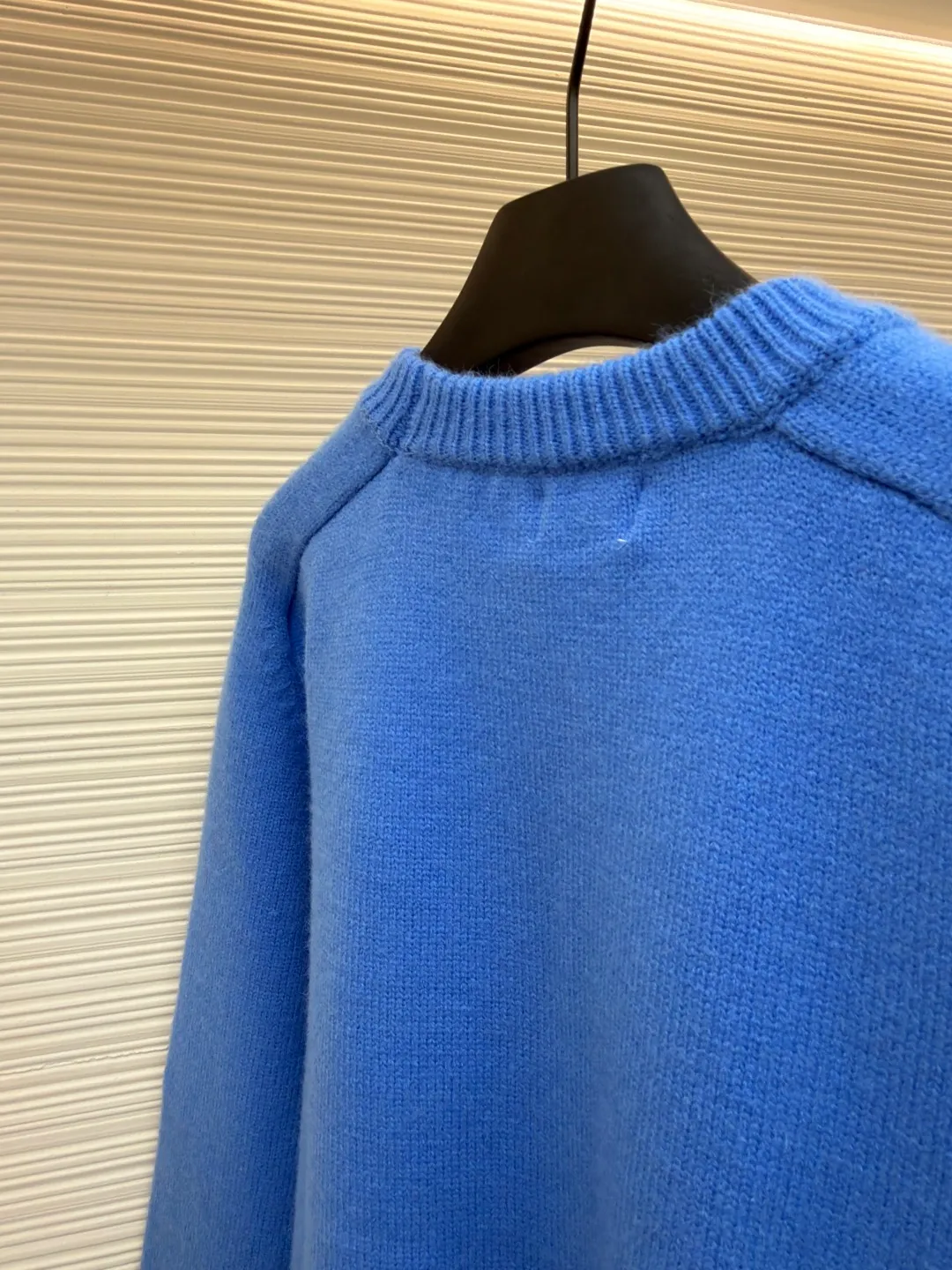 Celine Arc de Triomphe embroidered logo sweater ●Original version: 9900 purchase and development ●Item number: 1681300-A45 ●Fabric: wool blended fabric ●Technology: 3D embroidery production ●Color: Klein blue ●Version: fitted version ●Weight: about 685 grams ●Size: S-M-L-XL ●Description: Made of 35% wool, 15% cashmere, 50% cotton yarn. This fabric is soft and has a three-dimensional shape that won't change shape after being worn for a long time. The embroidery uses 3D three-dimensional embroidery, and the chest is embellished with the Arc de Triomphe embroidered logo. This style is machine-knitted with 7 needles, and the high-density thick stitching ensures warmth. Later process: washing and color fixation - fixed version - wool impurities. The overall wiring is straight and delicate, the fabric is comfortable and soft, and the color is consistent without color difference. It can be matched with the same style to create a fashionable look and control various occasions. Customized accessories, complete with three standards, same style for men and women!