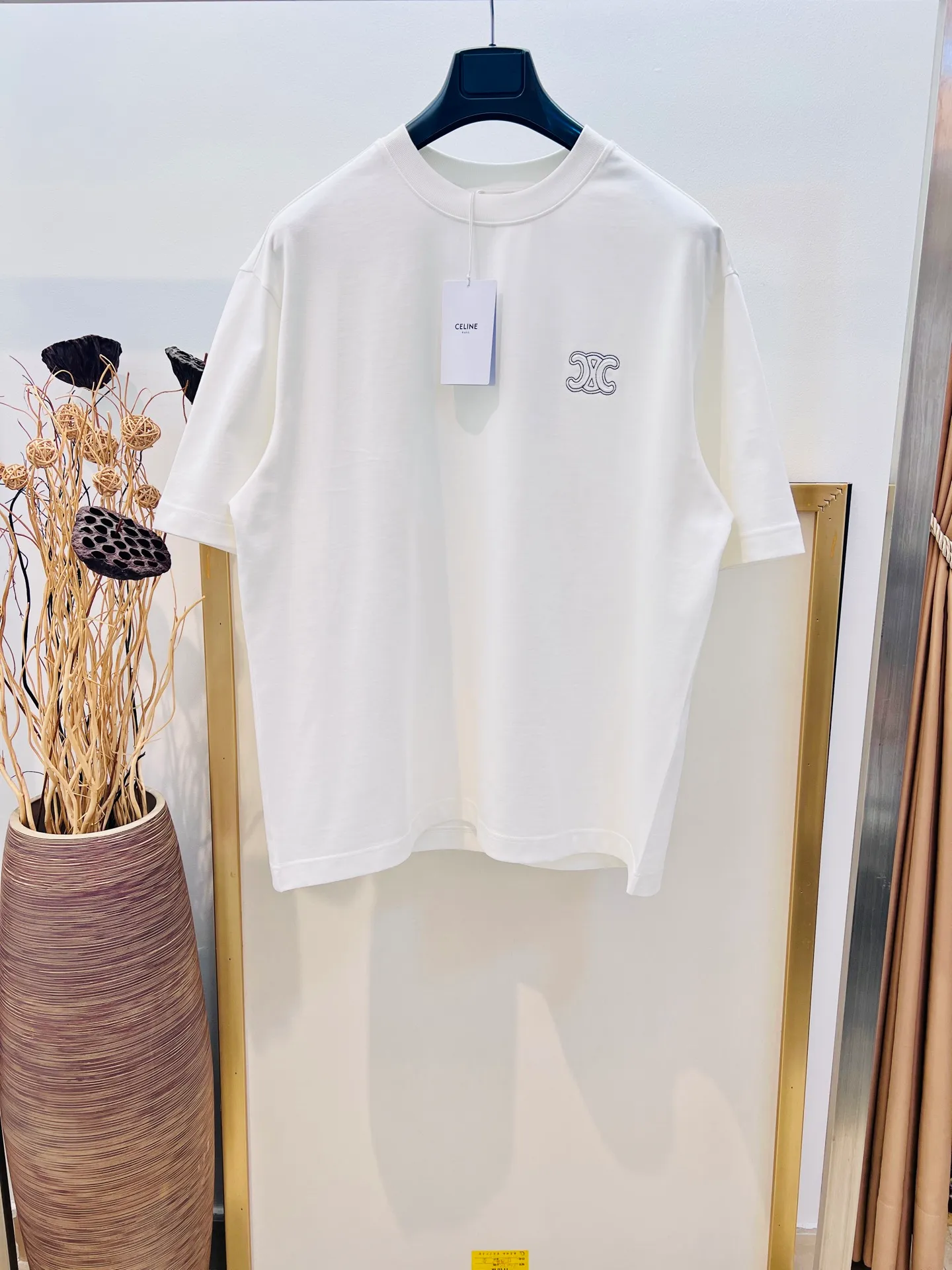 🅿️230 🌈Size: s/m/l/xl Wide version in black and white, same style for men and women 1973538250081 Cel*ne/Celin 2025FW Spring and Summer Series Hollow embroidered three-dimensional destruction of logo letters Heavy cotton with loose fit half-sleeved T-shirt Washing method: Dry clean or wrap in a laundry bag on the back, wash separately and iron on the back at medium temperature! Do not soak/wash in warm water!