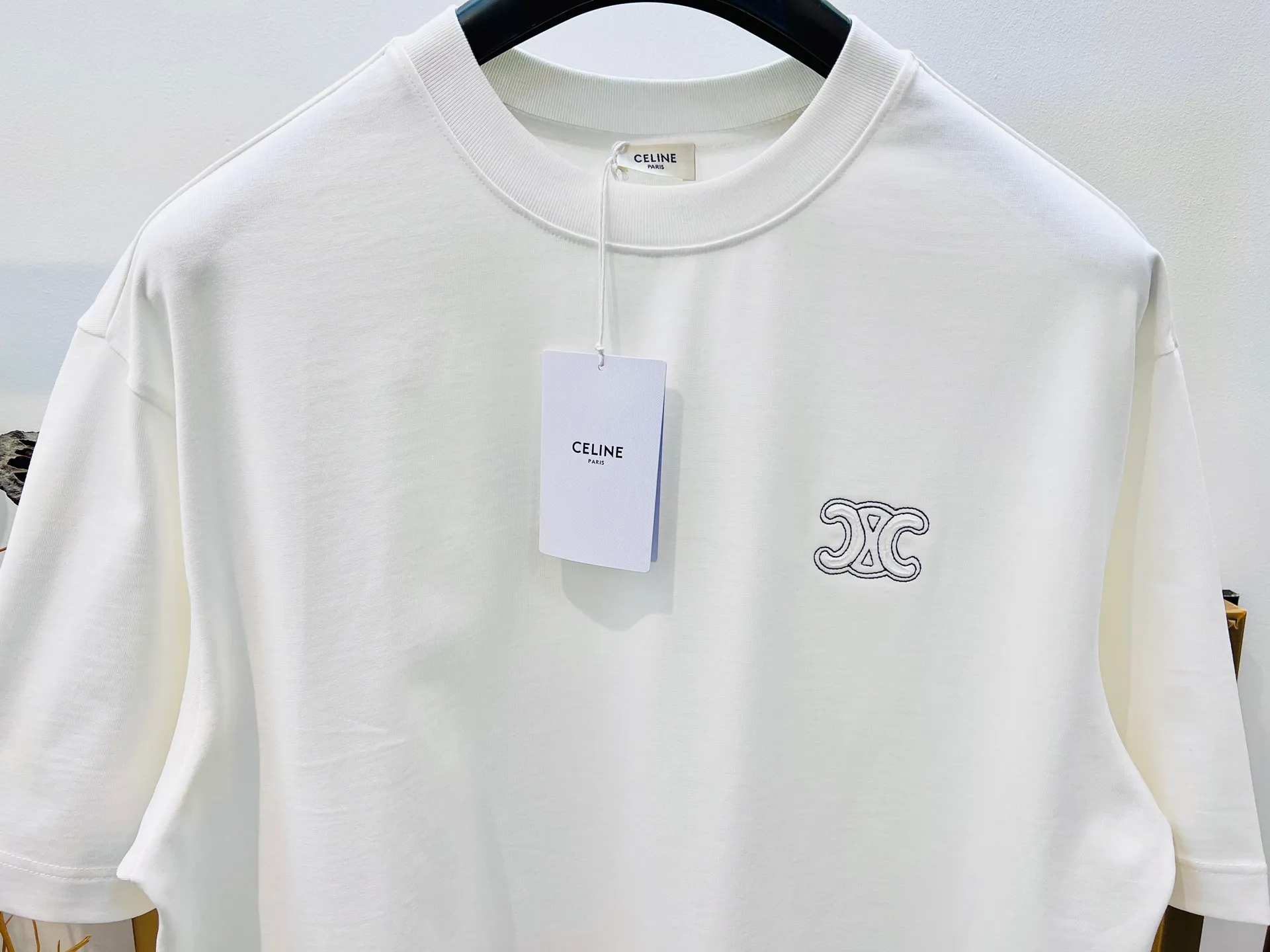 🅿️230 🌈Size: s/m/l/xl Wide version in black and white, same style for men and women 1973538250081 Cel*ne/Celin 2025FW Spring and Summer Series Hollow embroidered three-dimensional destruction of logo letters Heavy cotton with loose fit half-sleeved T-shirt Washing method: Dry clean or wrap in a laundry bag on the back, wash separately and iron on the back at medium temperature! Do not soak/wash in warm water!