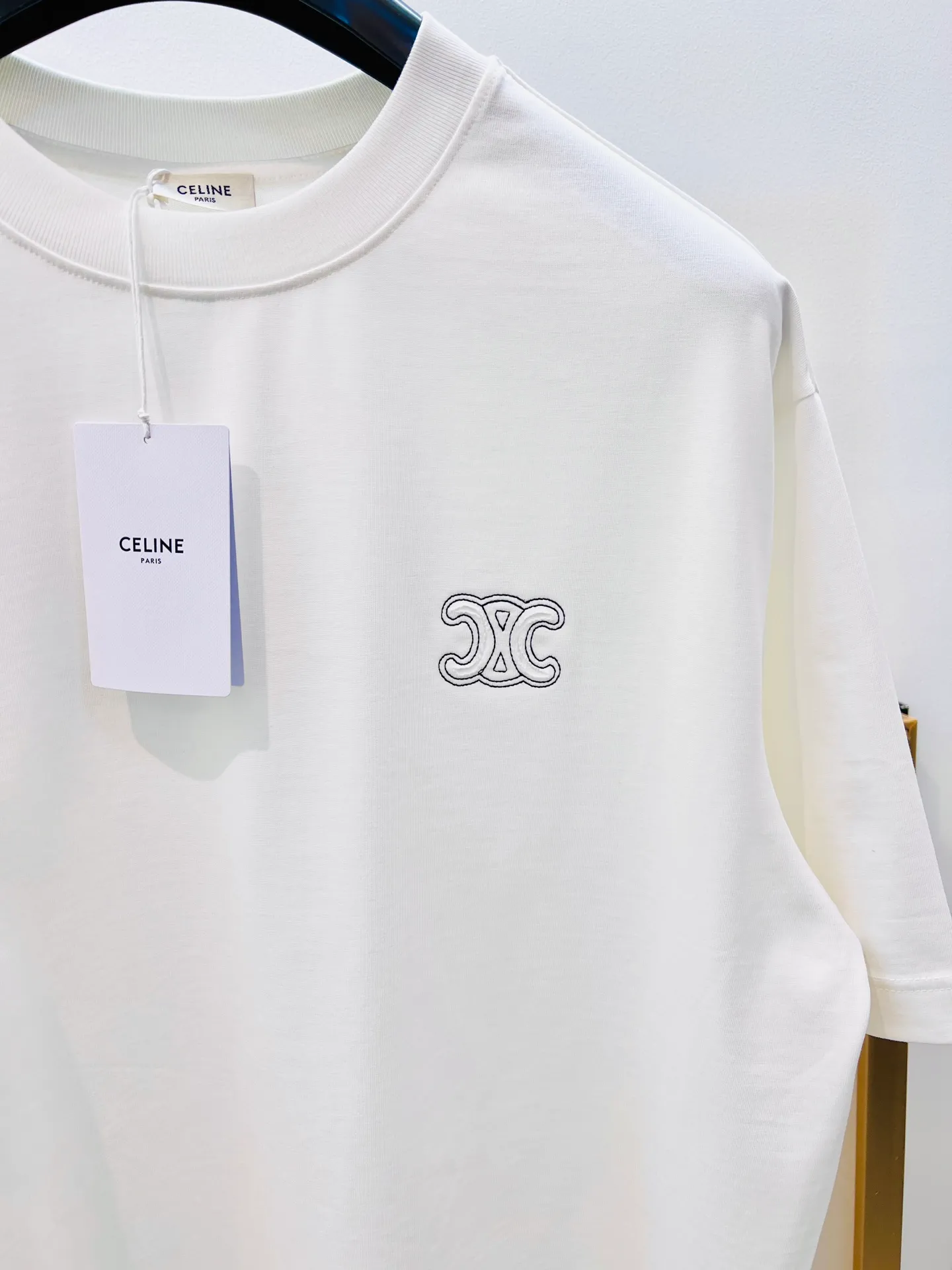 🅿️230 🌈Size: s/m/l/xl Wide version in black and white, same style for men and women 1973538250081 Cel*ne/Celin 2025FW Spring and Summer Series Hollow embroidered three-dimensional destruction of logo letters Heavy cotton with loose fit half-sleeved T-shirt Washing method: Dry clean or wrap in a laundry bag on the back, wash separately and iron on the back at medium temperature! Do not soak/wash in warm water!
