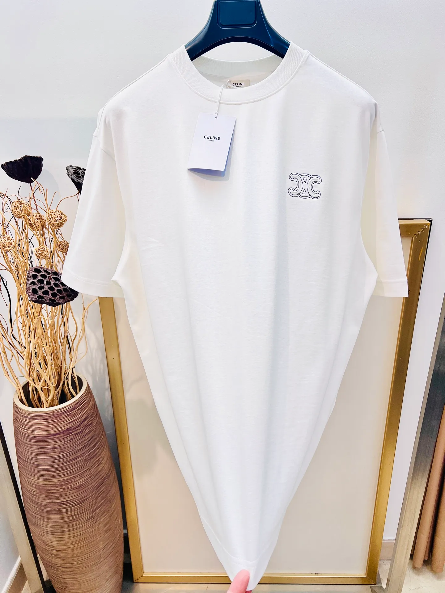 🅿️230 🌈Size: s/m/l/xl Wide version in black and white, same style for men and women 1973538250081 Cel*ne/Celin 2025FW Spring and Summer Series Hollow embroidered three-dimensional destruction of logo letters Heavy cotton with loose fit half-sleeved T-shirt Washing method: Dry clean or wrap in a laundry bag on the back, wash separately and iron on the back at medium temperature! Do not soak/wash in warm water!