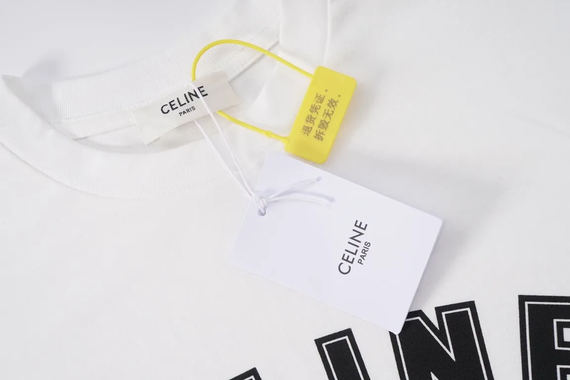 🅿️180 CELINE/Celine classic letter printed short-sleeved CE short-sleeved T-shirt with refreshing and clean temperament. Summer T-shirt season is here, are you ready? ! Made of selected thick plain woven cotton, the texture of the fabric is porcelain and very elegant. The high-weight cotton is very breathable and moisture-wicking. The loose T-shirt is cut in a loose fit, which is looser than ordinary casual T-shirts. OVERSIZE's street style. The upper body is like a fashion girl, a trendy BOY. The CE letter logo on the chest embellishes the overall sense of luxury. The matte frosted foam craftsmanship is very classy. Customized cross rib collar, the collar will not deform after a lifetime of wear! , the simple style is easy to wear and versatile. The temperament is refreshing and clean, very tender; elegant and fashionable! No matter how you match it with your upper body, it is always a very elegant style! Size:XS S M L