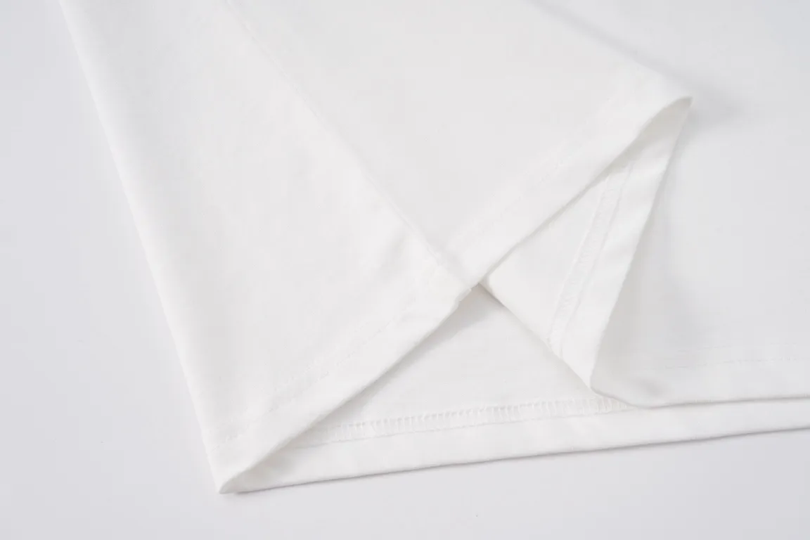🅿️180 CELINE/Celine classic letter printed short-sleeved CE short-sleeved T-shirt with refreshing and clean temperament. Summer T-shirt season is here, are you ready? ! Made of selected thick plain woven cotton, the texture of the fabric is porcelain and very elegant. The high-weight cotton is very breathable and moisture-wicking. The loose T-shirt is cut in a loose fit, which is looser than ordinary casual T-shirts. OVERSIZE's street style. The upper body is like a fashion girl, a trendy BOY. The CE letter logo on the chest embellishes the overall sense of luxury. The matte frosted foam craftsmanship is very classy. Customized cross rib collar, the collar will not deform after a lifetime of wear! , the simple style is easy to wear and versatile. The temperament is refreshing and clean, very tender; elegant and fashionable! No matter how you match it with your upper body, it is always a very elegant style! Size:XS S M L