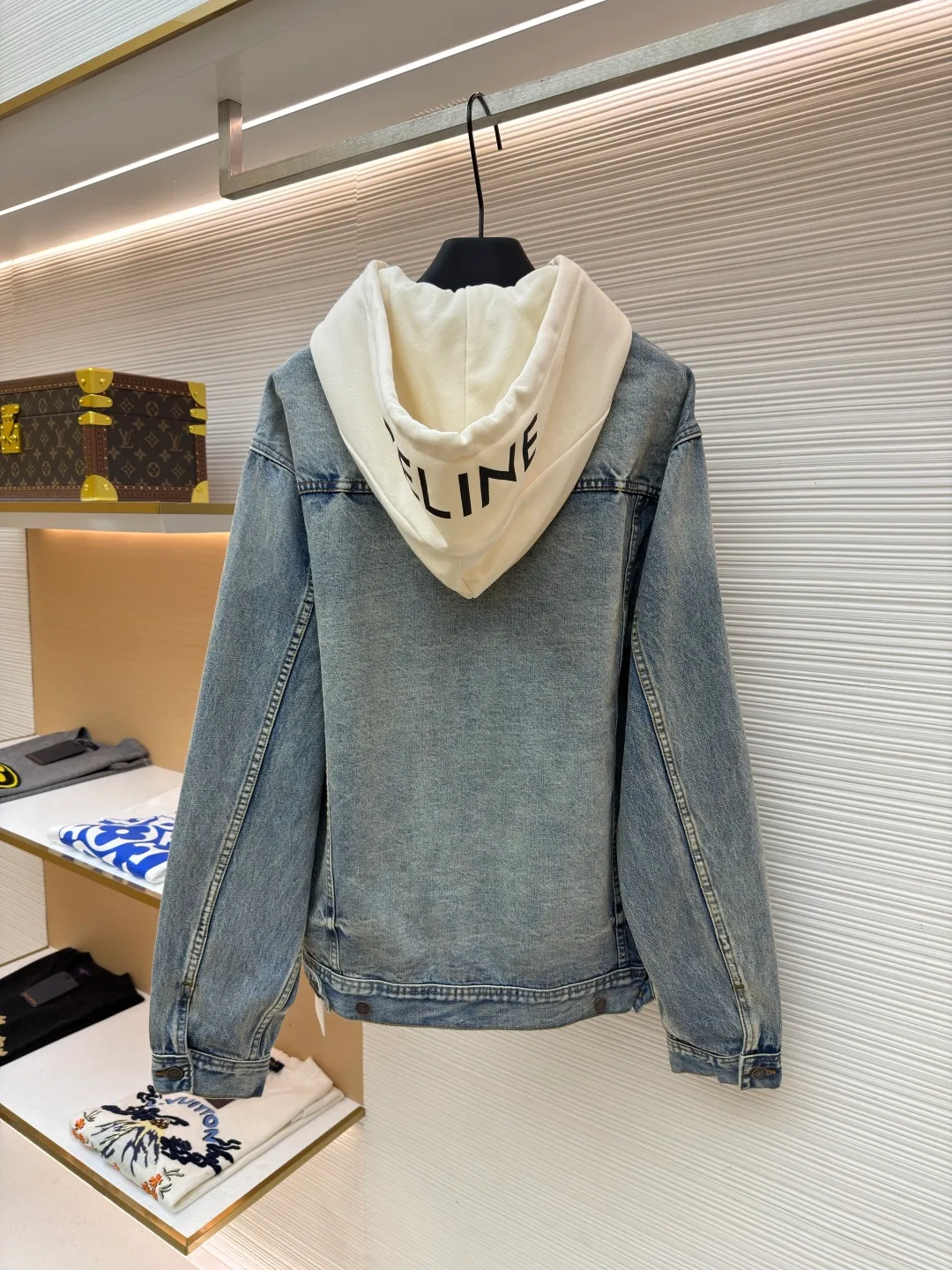 Celine hooded denim jacket ●Original version: Purchased and developed for 14500 ●Item number: 1682202-B40 ●Material: denim fabric ●Technology: Made with pure handmade high-elastic offset printing technology ●Color: blue and white ●Type: fitted version ●Weight: about 1195 grams ●Size: S-M-L-XL ●Description: Customized high-density cotton twill denim fabric, full of texture, comfortable and close to the skin, with classic light blue denim background Innate freedom and spontaneity. The front panel is simple and neat in the clean fit style. The Celine mark is on the hood. It is not noisy but has its own sound. The original charm of the denim jacket is outlined with clean and neat lines. It has the charm of simplicity and the charm of versatility. The whole piece of clothing is washed with medium filtration and uses a special solution to remove stains and slight fading. Then it is washed with snowflakes. The color is faded through strong washing methods to make the color more uniform. The workmanship is complex and pure manual high-elastic offset printing technology. Every coloring and every pressing has been repeatedly pulled. It still maintains the original shape and color during washing and other processes. It can better reflect the craftsman's exquisite skills and control of details. The whole piece of clothing is stitched using an embedded clamp machine. The embedded clamp machine can control the distance between the double needles by changing the needle position. Achieve seamless splicing, smooth and tidy. The overall wiring is straight and delicate, the fabric is comfortable and soft, and the color is consistent without color difference. It can be matched with the same style to create a fashionable look and control various occasions. Customized accessories, complete with three standards, same style for men and women!