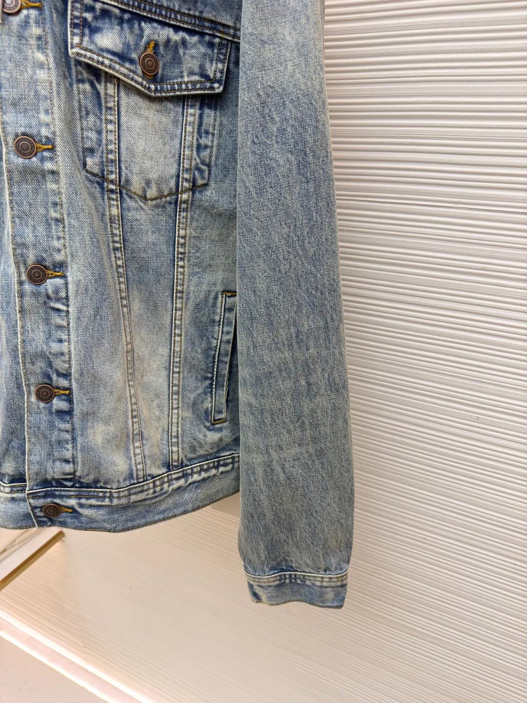 Celine hooded denim jacket ●Original version: Purchased and developed for 14500 ●Item number: 1682202-B40 ●Material: denim fabric ●Technology: Made with pure handmade high-elastic offset printing technology ●Color: blue and white ●Type: fitted version ●Weight: about 1195 grams ●Size: S-M-L-XL ●Description: Customized high-density cotton twill denim fabric, full of texture, comfortable and close to the skin, with classic light blue denim background Innate freedom and spontaneity. The front panel is simple and neat in the clean fit style. The Celine mark is on the hood. It is not noisy but has its own sound. The original charm of the denim jacket is outlined with clean and neat lines. It has the charm of simplicity and the charm of versatility. The whole piece of clothing is washed with medium filtration and uses a special solution to remove stains and slight fading. Then it is washed with snowflakes. The color is faded through strong washing methods to make the color more uniform. The workmanship is complex and pure manual high-elastic offset printing technology. Every coloring and every pressing has been repeatedly pulled. It still maintains the original shape and color during washing and other processes. It can better reflect the craftsman's exquisite skills and control of details. The whole piece of clothing is stitched using an embedded clamp machine. The embedded clamp machine can control the distance between the double needles by changing the needle position. Achieve seamless splicing, smooth and tidy. The overall wiring is straight and delicate, the fabric is comfortable and soft, and the color is consistent without color difference. It can be matched with the same style to create a fashionable look and control various occasions. Customized accessories, complete with three standards, same style for men and women!