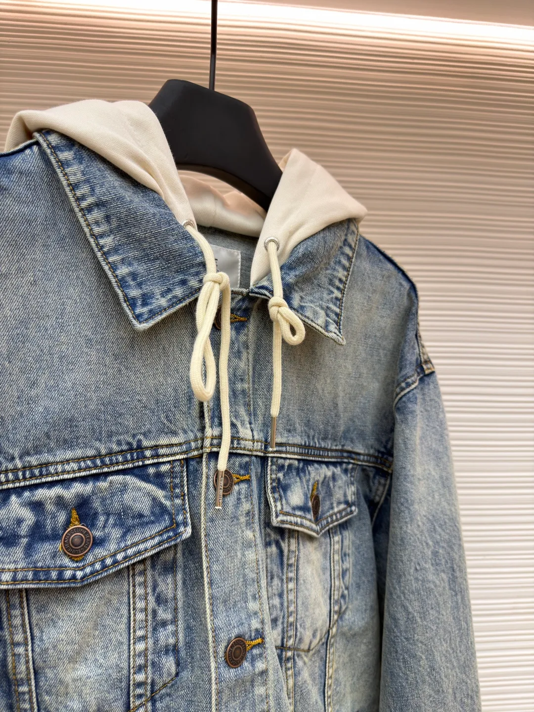 Celine hooded denim jacket ●Original version: Purchased and developed for 14500 ●Item number: 1682202-B40 ●Material: denim fabric ●Technology: Made with pure handmade high-elastic offset printing technology ●Color: blue and white ●Type: fitted version ●Weight: about 1195 grams ●Size: S-M-L-XL ●Description: Customized high-density cotton twill denim fabric, full of texture, comfortable and close to the skin, with classic light blue denim background Innate freedom and spontaneity. The front panel is simple and neat in the clean fit style. The Celine mark is on the hood. It is not noisy but has its own sound. The original charm of the denim jacket is outlined with clean and neat lines. It has the charm of simplicity and the charm of versatility. The whole piece of clothing is washed with medium filtration and uses a special solution to remove stains and slight fading. Then it is washed with snowflakes. The color is faded through strong washing methods to make the color more uniform. The workmanship is complex and pure manual high-elastic offset printing technology. Every coloring and every pressing has been repeatedly pulled. It still maintains the original shape and color during washing and other processes. It can better reflect the craftsman's exquisite skills and control of details. The whole piece of clothing is stitched using an embedded clamp machine. The embedded clamp machine can control the distance between the double needles by changing the needle position. Achieve seamless splicing, smooth and tidy. The overall wiring is straight and delicate, the fabric is comfortable and soft, and the color is consistent without color difference. It can be matched with the same style to create a fashionable look and control various occasions. Customized accessories, complete with three standards, same style for men and women!