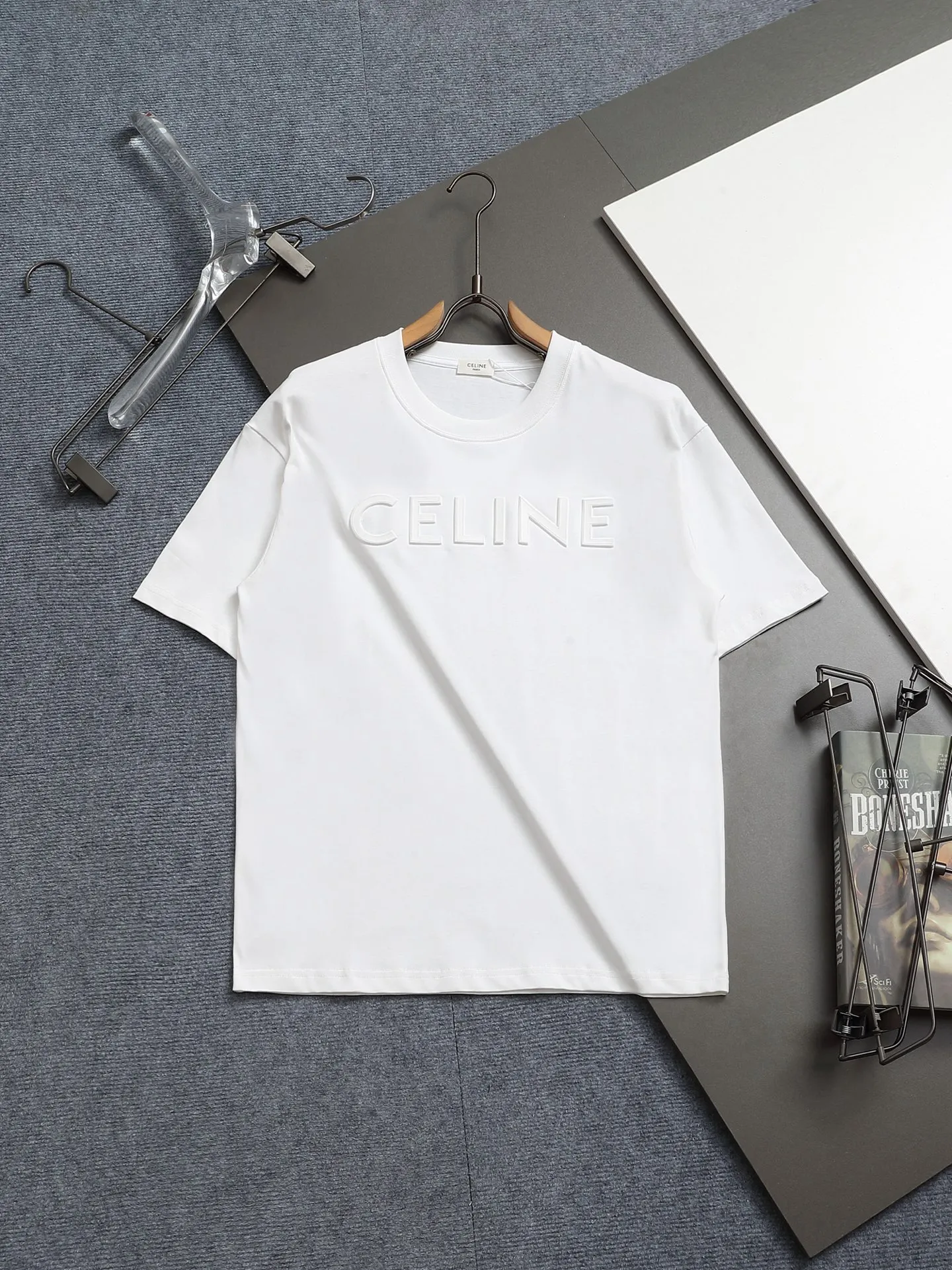 🅿️170 [Boutique] CELINE 3D three-dimensional embossed short-sleeved fabric: specifications are made of solid 280g 100% cotton, Lamborghini in knitting, custom-woven and dyed! It is a highly sensitive special color. Our requirement for the fabric is to use imported dyes under UV light and D65 light. It took half a month to adjust the color. The color thickness cannot be achieved by ordinary dyes. The cost of the fabric is twice that of ordinary color fabrics. The cost is extremely expensive!                  Printing: Using imported glue, no burrs, the printing texture is clearly visible, the printing details can be seen in the picture, the thickness and texture are completely restored, the wiring workmanship is produced with high requirements, and it is impeccable! Packaging: 12C thickened packaging bag, supporting thickened glossy paper and anti-counterfeiting buckle.                          Size: XS S M L