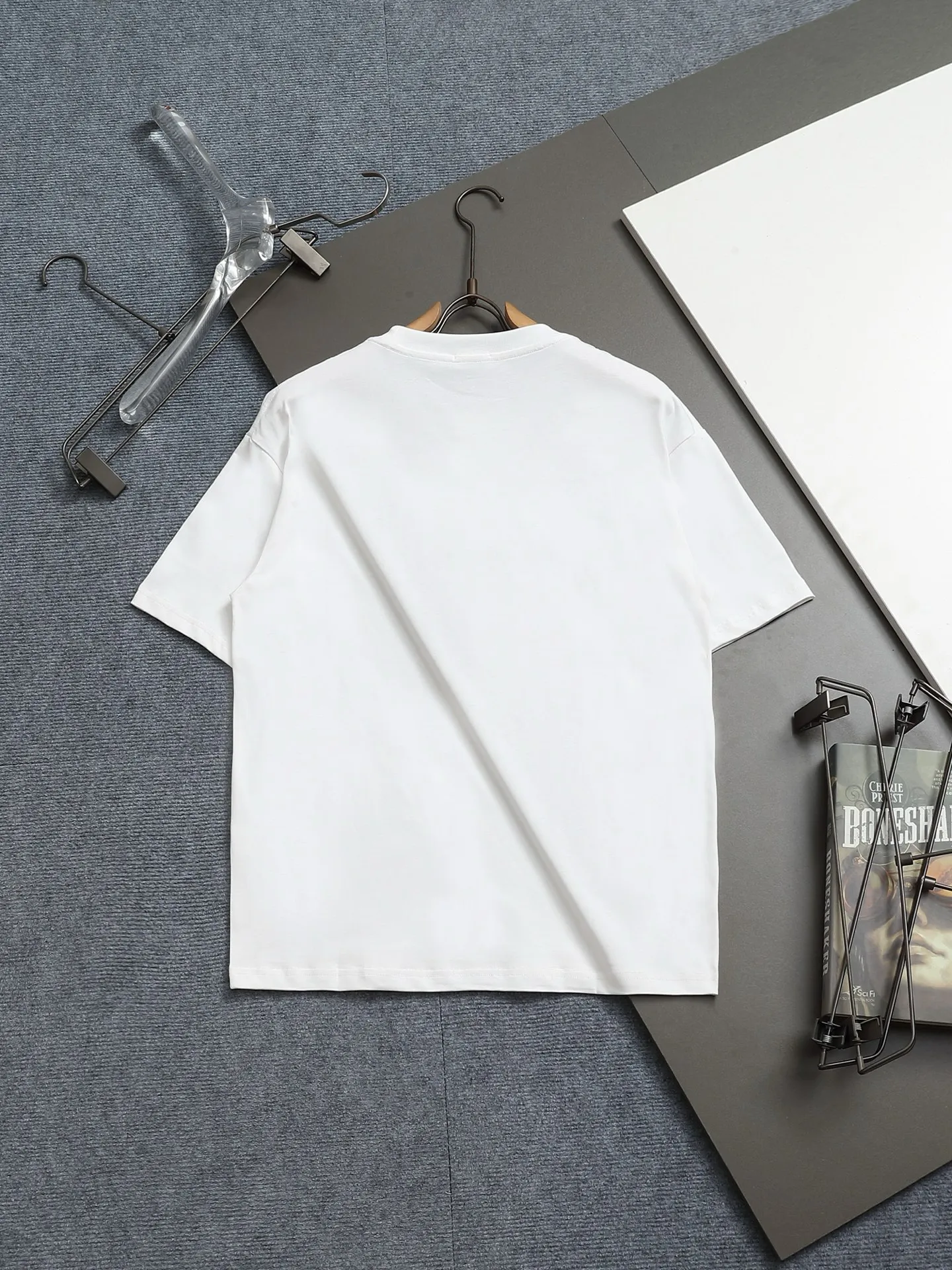 🅿️170 [Boutique] CELINE 3D three-dimensional embossed short-sleeved fabric: specifications are made of solid 280g 100% cotton, Lamborghini in knitting, custom-woven and dyed! It is a highly sensitive special color. Our requirement for the fabric is to use imported dyes under UV light and D65 light. It took half a month to adjust the color. The color thickness cannot be achieved by ordinary dyes. The cost of the fabric is twice that of ordinary color fabrics. The cost is extremely expensive!                  Printing: Using imported glue, no burrs, the printing texture is clearly visible, the printing details can be seen in the picture, the thickness and texture are completely restored, the wiring workmanship is produced with high requirements, and it is impeccable! Packaging: 12C thickened packaging bag, supporting thickened glossy paper and anti-counterfeiting buckle.                          Size: XS S M L